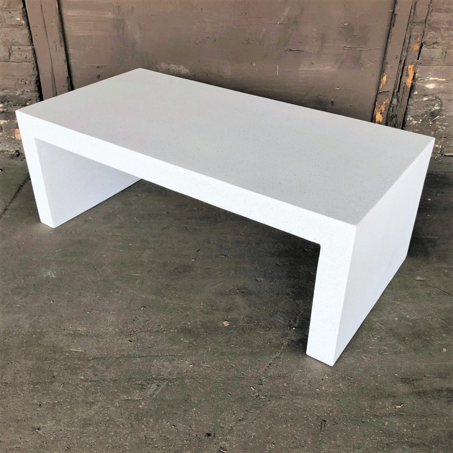 Niedriger Tisch „Lynne Tell“ aus Gussharzguss, weiße Steinoberfläche von Zachary A. Design (Minimalistisch) im Angebot