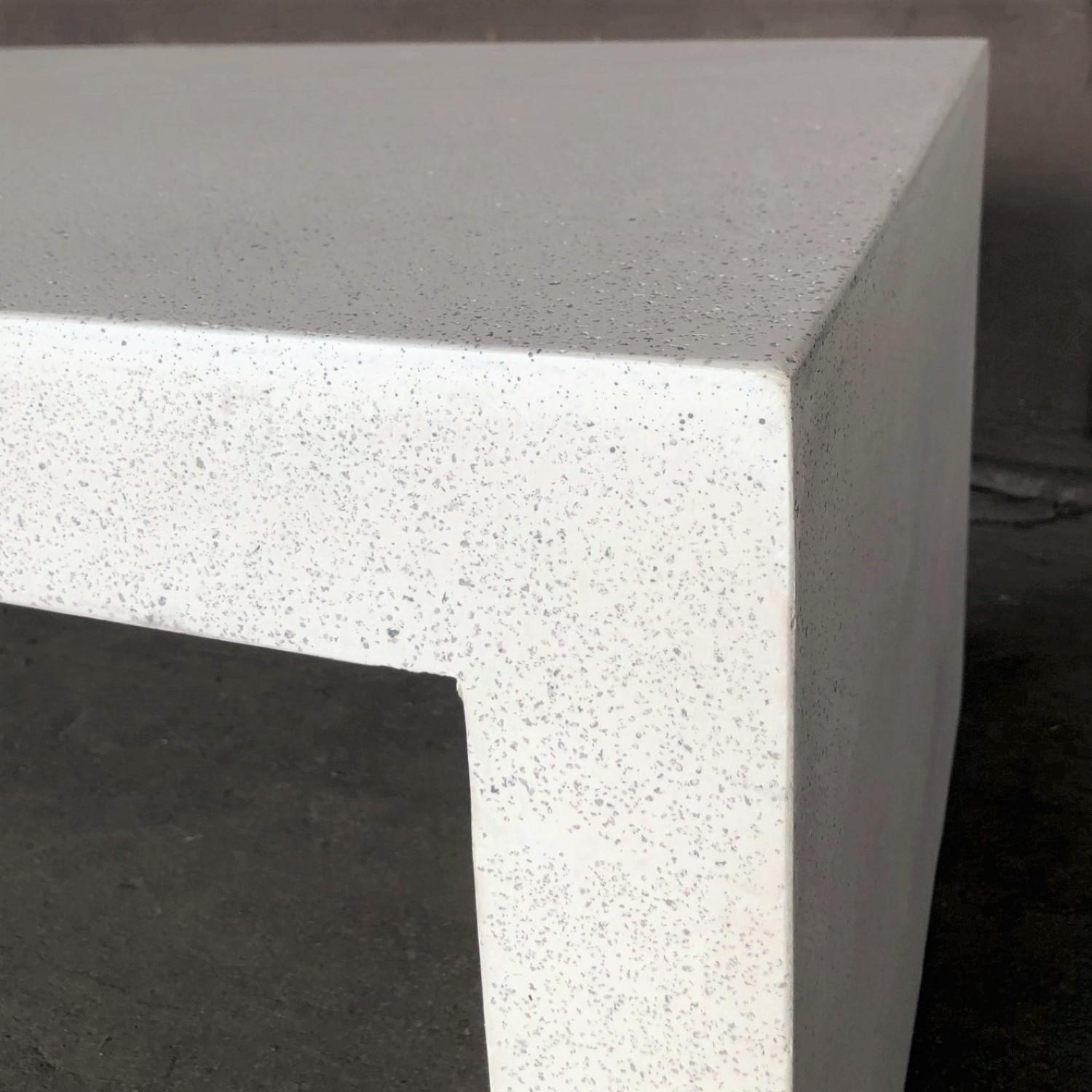 Niedriger Tisch „Lynne Tell“ aus Gussharzguss, weiße Steinoberfläche von Zachary A. Design (amerikanisch) im Angebot