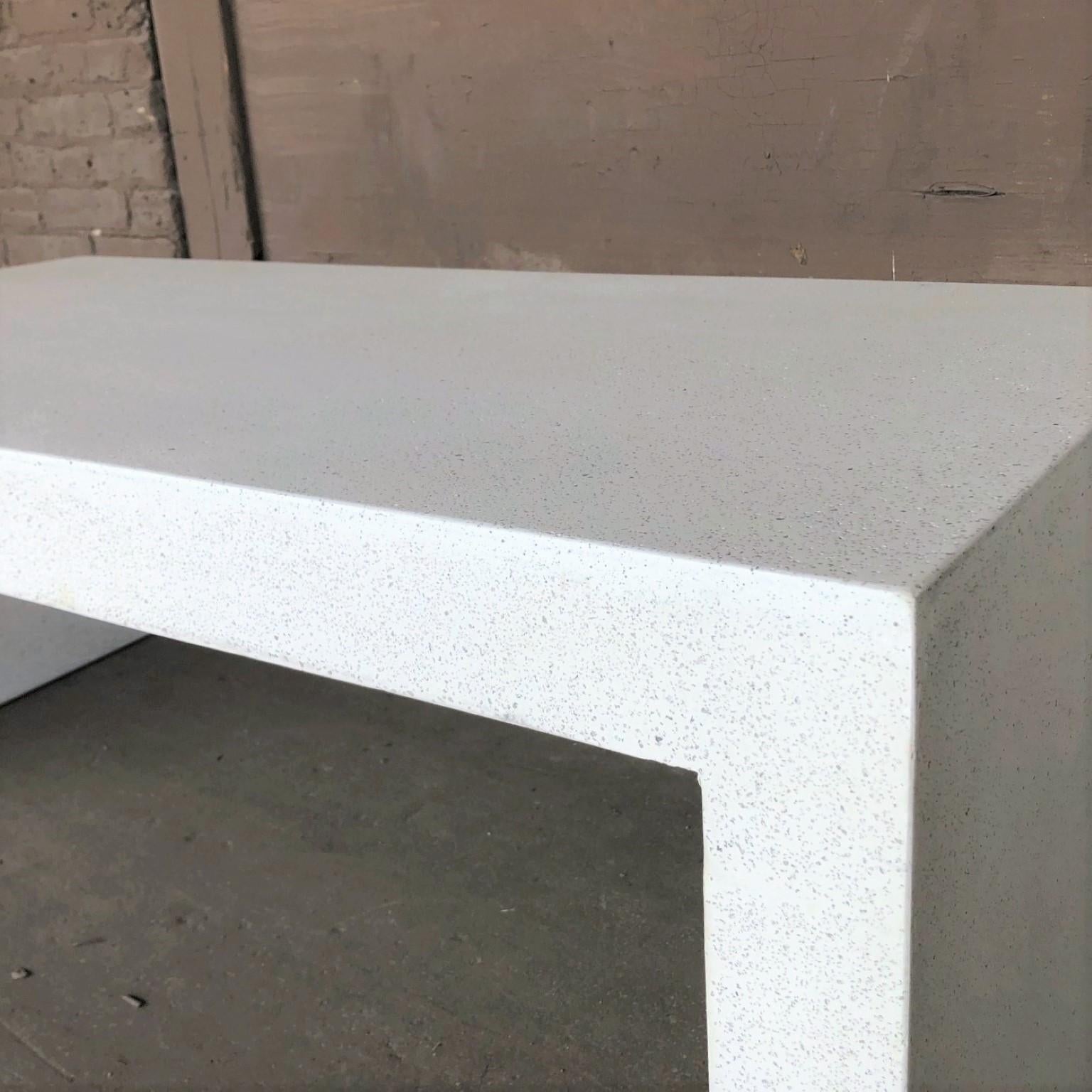 Niedriger Tisch „Lynne Tell“ aus Gussharzguss, weiße Steinoberfläche von Zachary A. Design (Gegossen) im Angebot