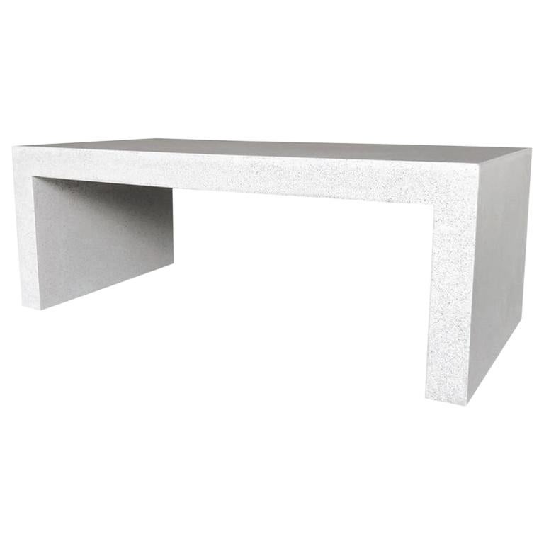Niedriger Tisch „Lynne Tell“ aus Gussharzguss, weiße Steinoberfläche von Zachary A. Design im Angebot