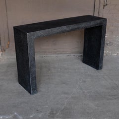 Tavolo Consolle 'Lynne Tell' in resina fusa di Zachary A. Design