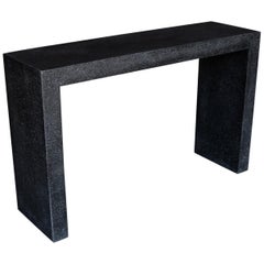 Mesa consola "Lynne Tell" de resina moldeada, acabado en piedra de carbón de Zachary A. Design
