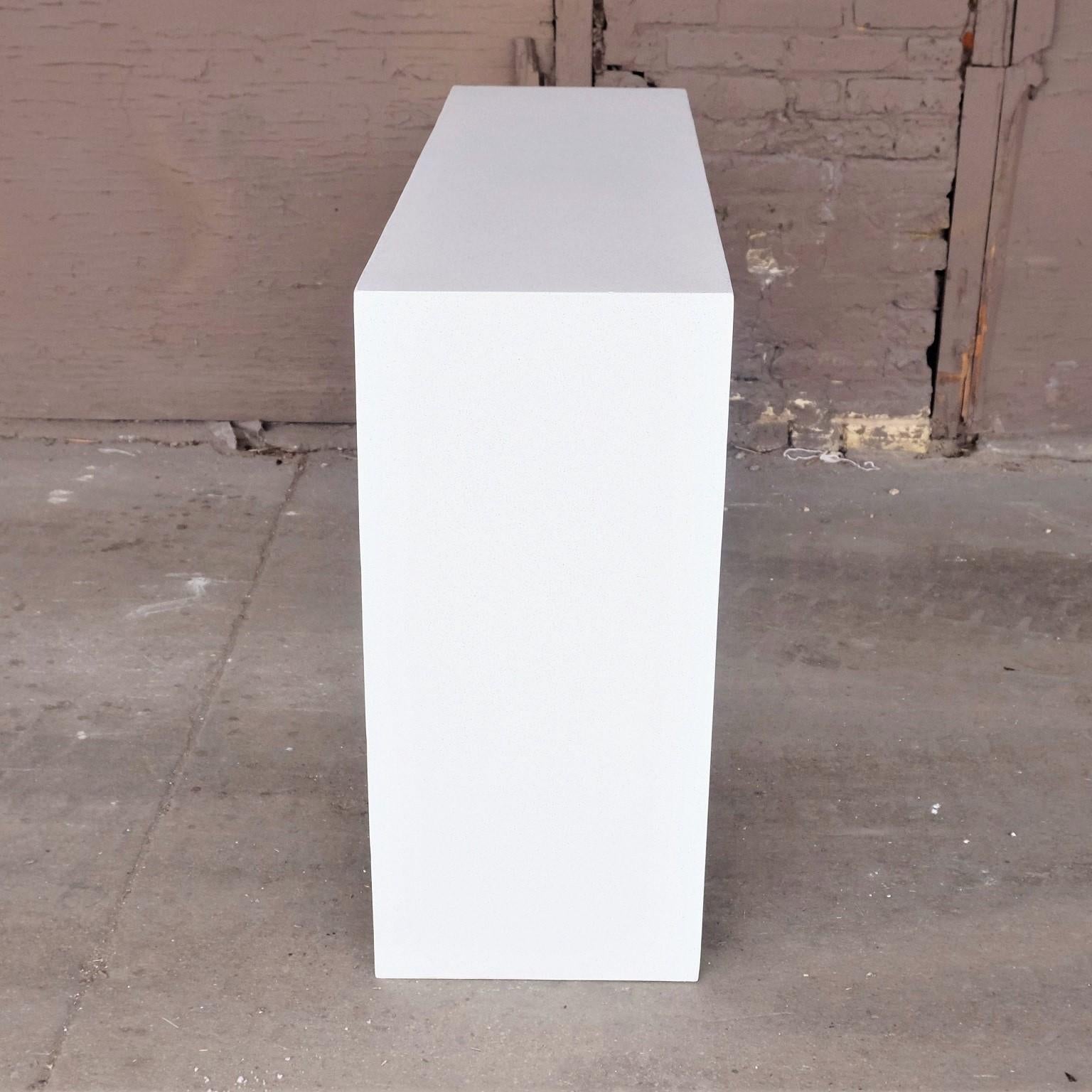 Konsolentisch „Lynne Tell“ aus Gießharz, mit weißer Steinoberfläche von Zachary A. Design (Minimalistisch) im Angebot