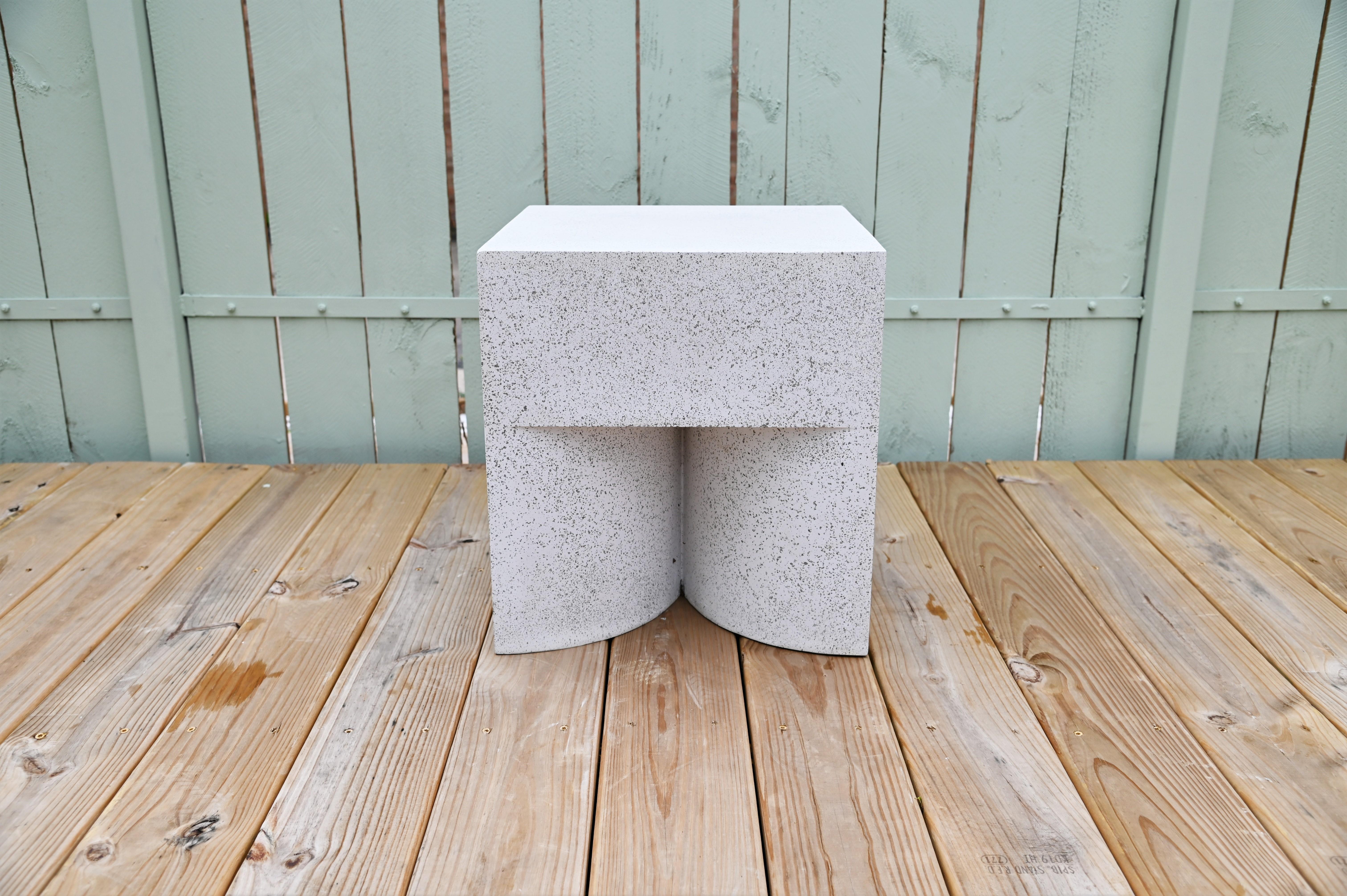 „Middle Brow“-Tisch aus Gussharz, Naturstein-Finish von Zachary A. Design (Minimalistisch) im Angebot
