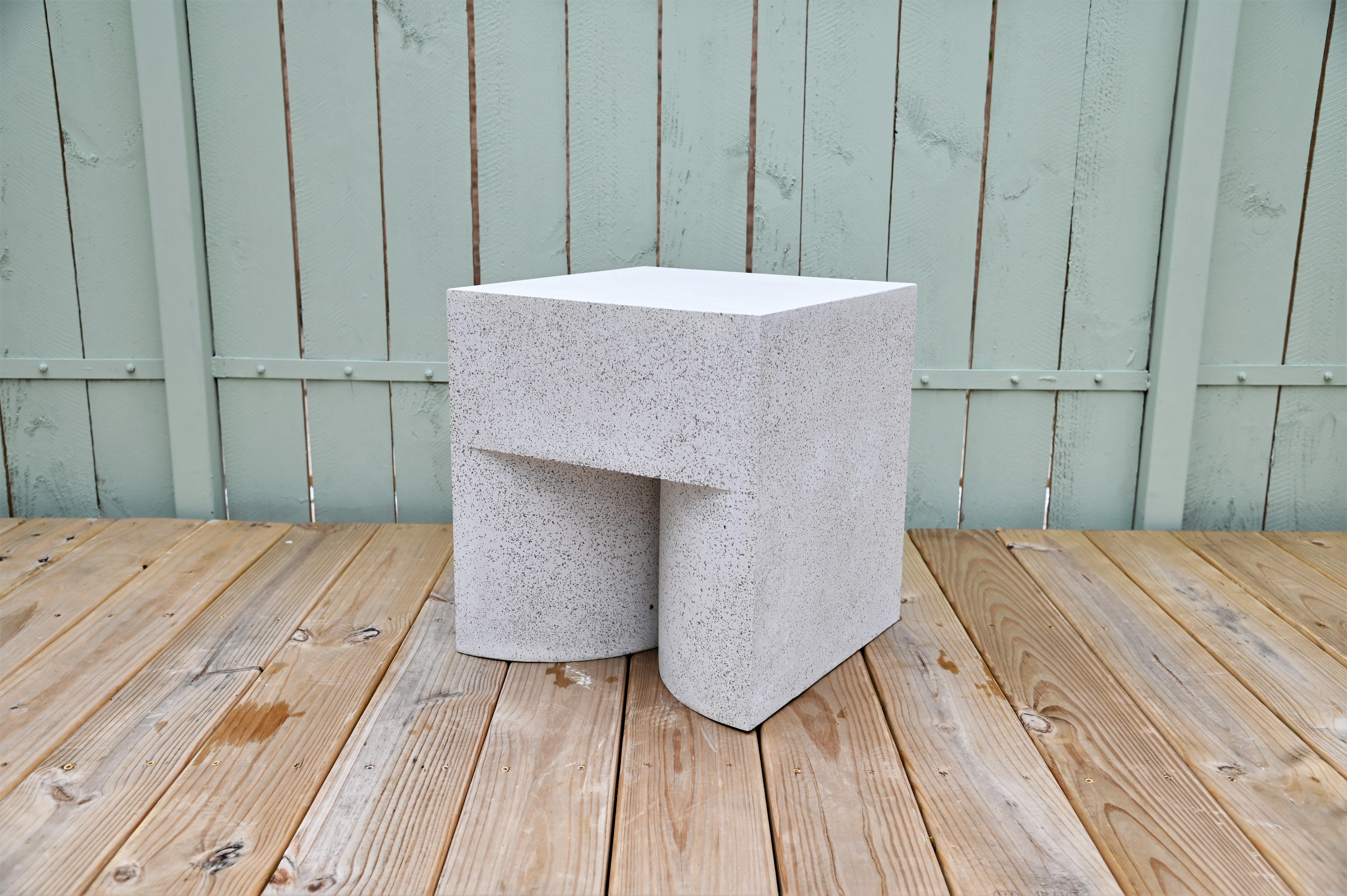 „Middle Brow“-Tisch aus Gussharz, Naturstein-Finish von Zachary A. Design (amerikanisch) im Angebot