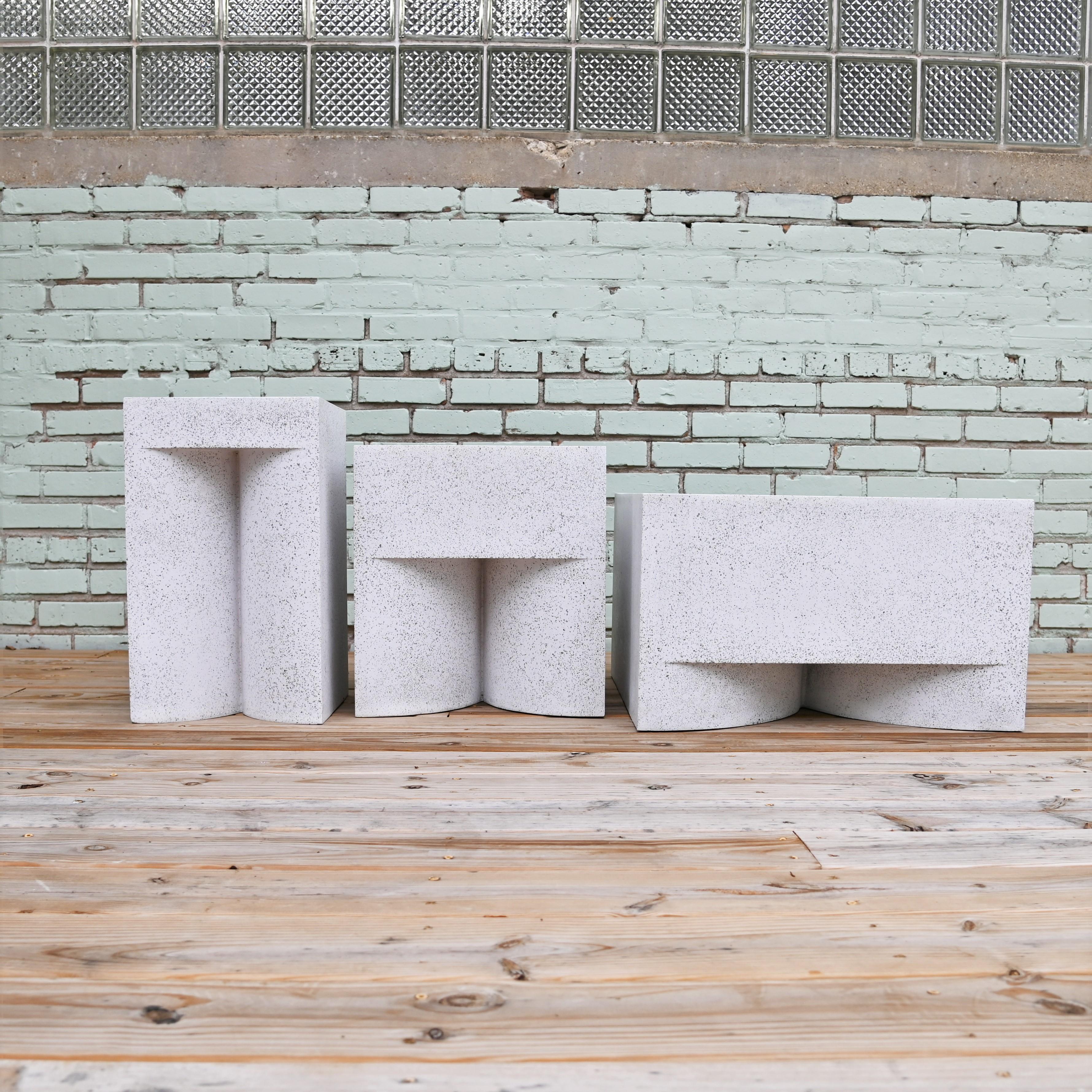 „Middle Brow“-Tisch aus Gussharz, Naturstein-Finish von Zachary A. Design (21. Jahrhundert und zeitgenössisch) im Angebot