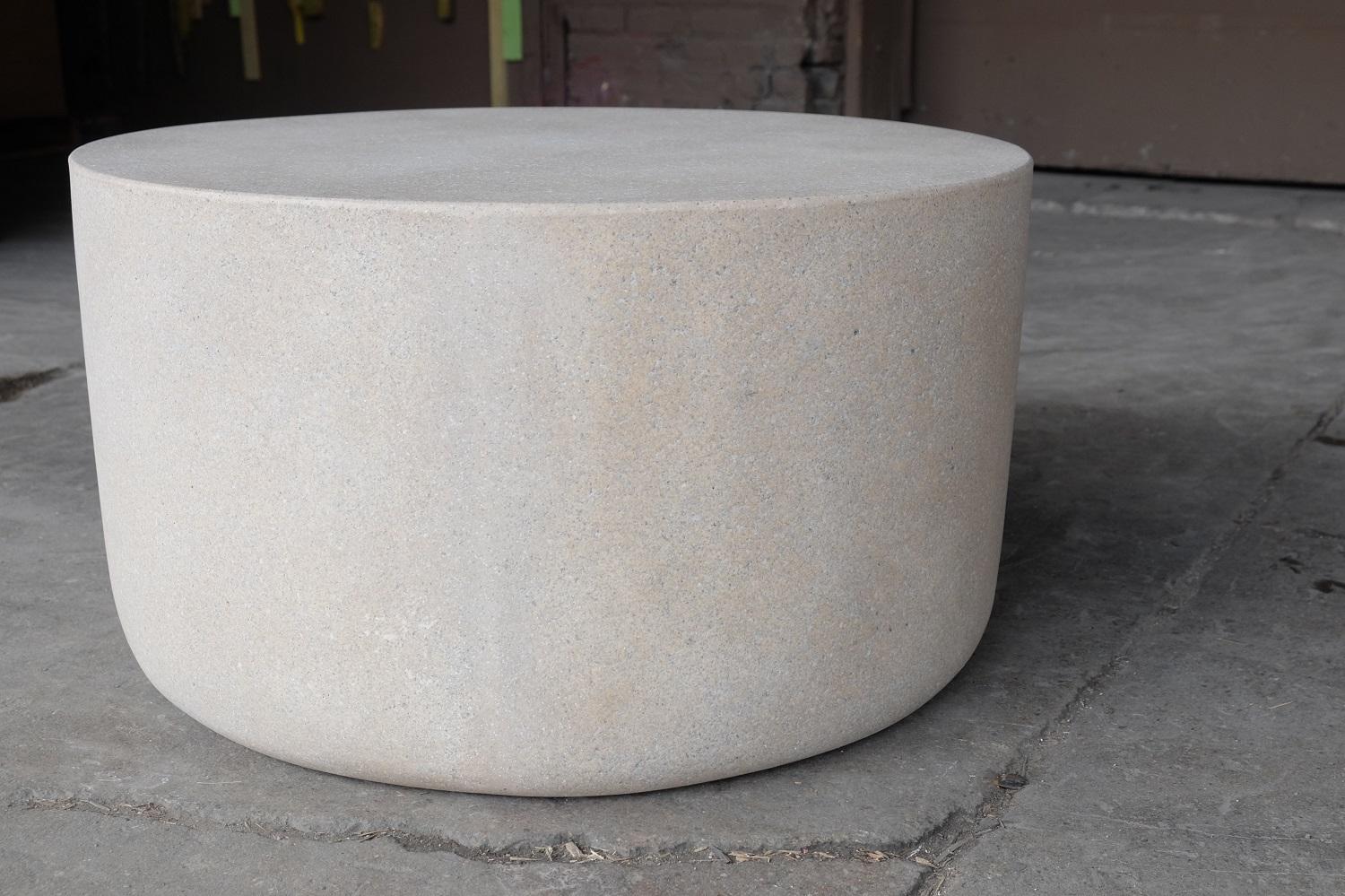 Un point d'ancrage dans le monde biologique. La base arrondie attire le regard vers le bas, vers la terre, et vous permet de garder les pieds sur terre.

Dimensions : Diamètre 77 cm, hauteur 40,6 cm, poids 16 kg.

Options de couleurs de finition