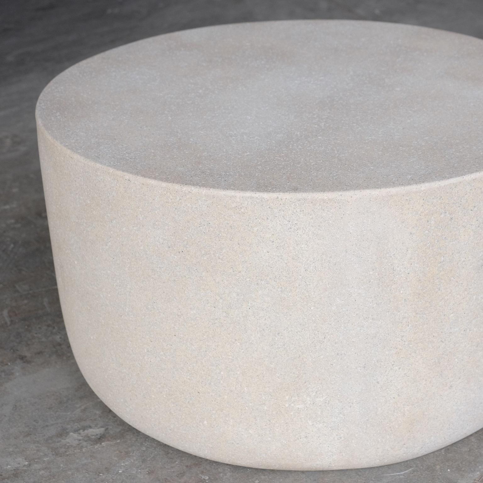 Moulage Table basse Millstone en résine moulée, finition pierre vieillie par Zachary A. Design en vente