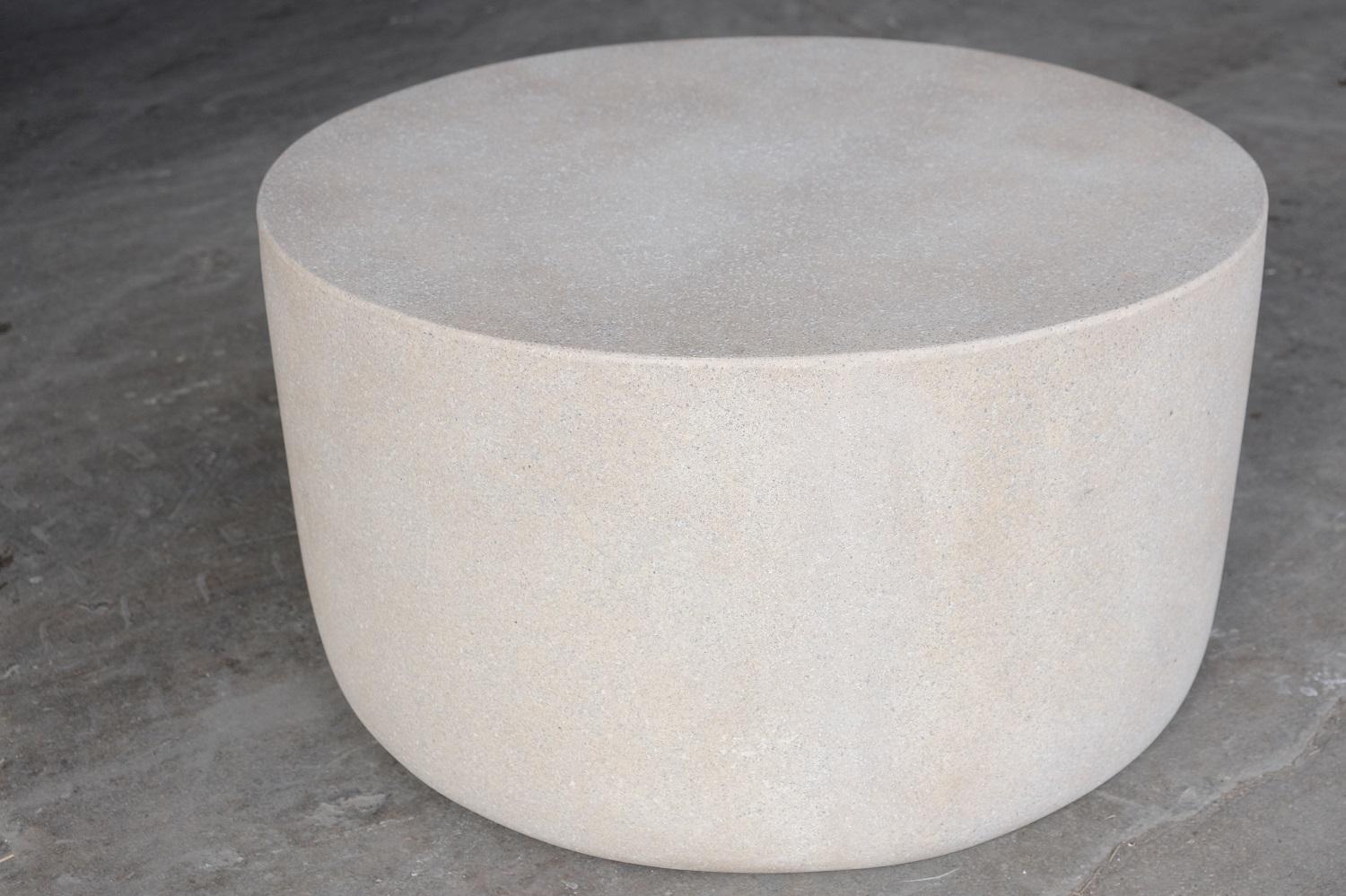 Table basse Millstone en résine moulée, finition pierre vieillie par Zachary A. Design Neuf - En vente à Chicago, IL