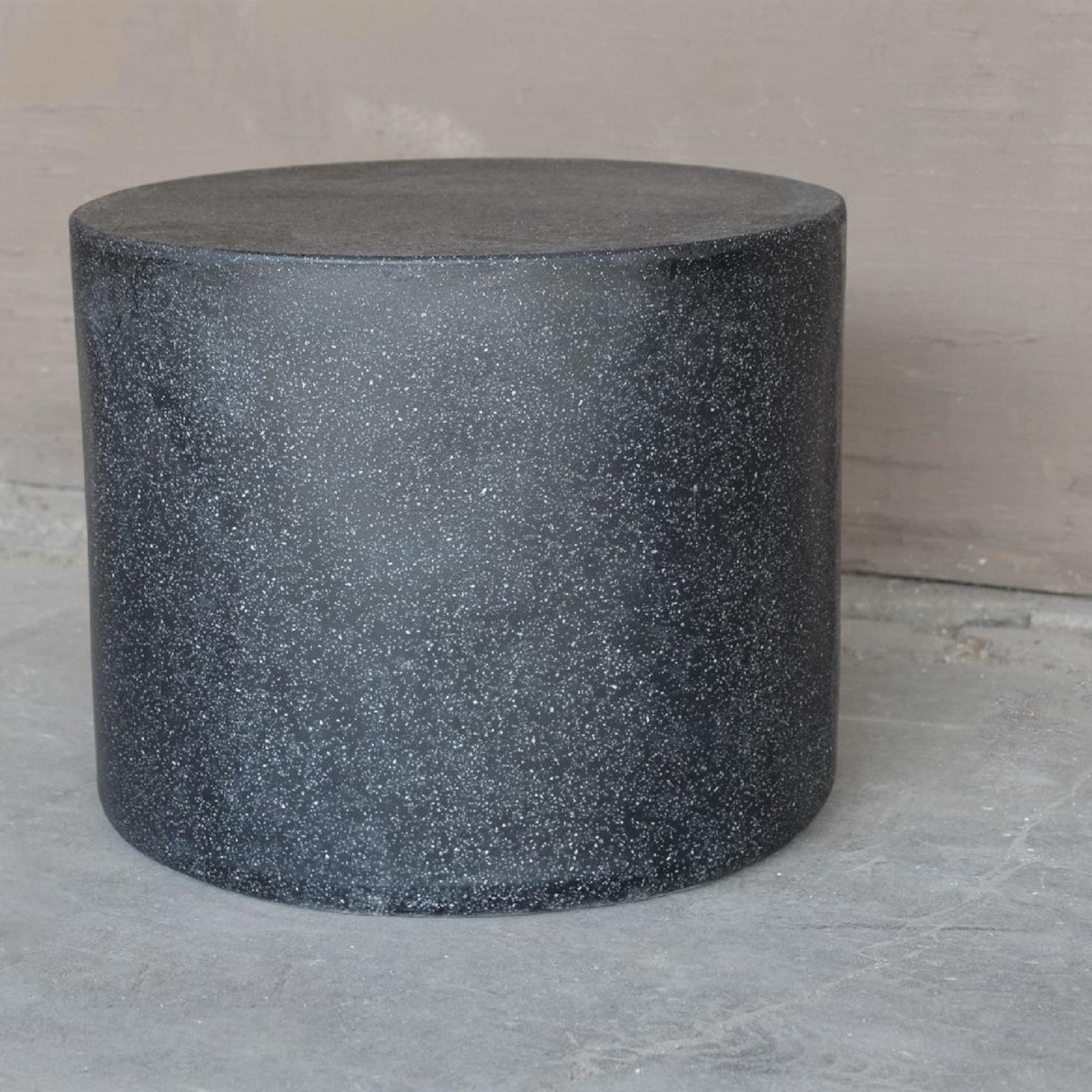Un point d'ancrage dans le monde biologique. La base arrondie attire le regard vers le bas, vers la terre, et vous permet de garder les pieds sur terre.

Dimensions : Diamètre 51 cm, hauteur 41 cm, poids 11 kg.

Options de couleurs de finition