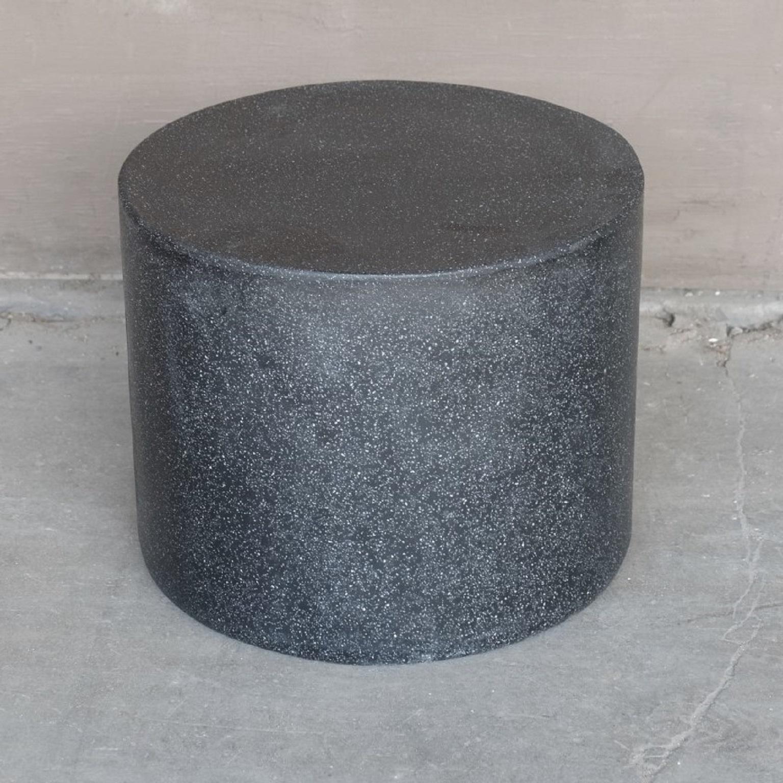 Minimaliste Table basse Millstone, finition pierre de charbon par Zachary A. Design en vente