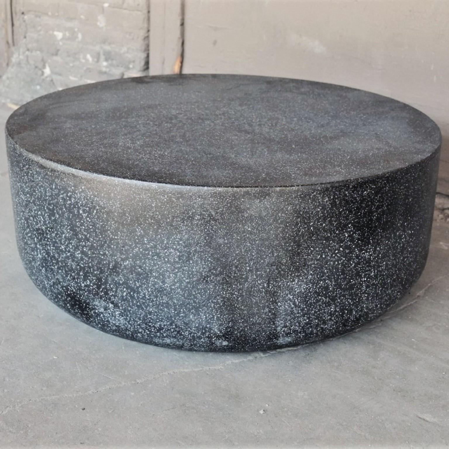 Minimaliste Table basse Millstone, finition pierre de charbon par Zachary A. Design en vente