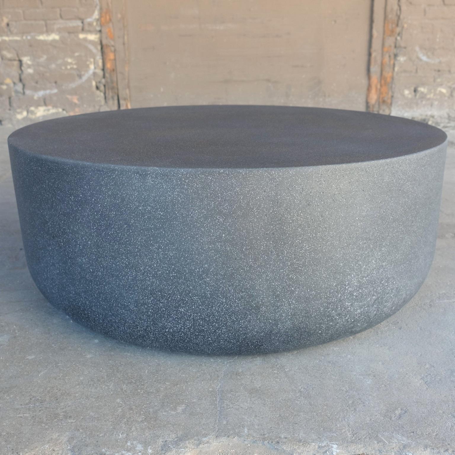 Minimaliste Table basse Millstone en résine moulée finition pierre de charbon, par Zachary A. Design en vente