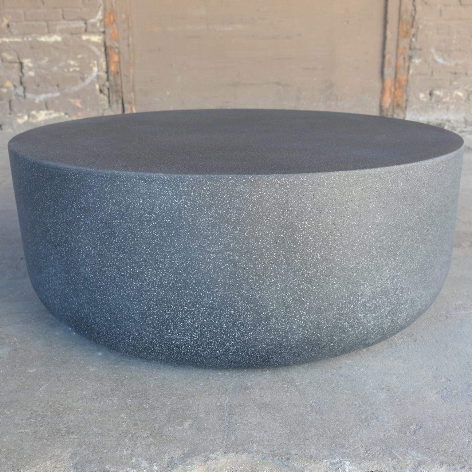Minimaliste Table basse Millstone, finition pierre de charbon par Zachary A. Design en vente