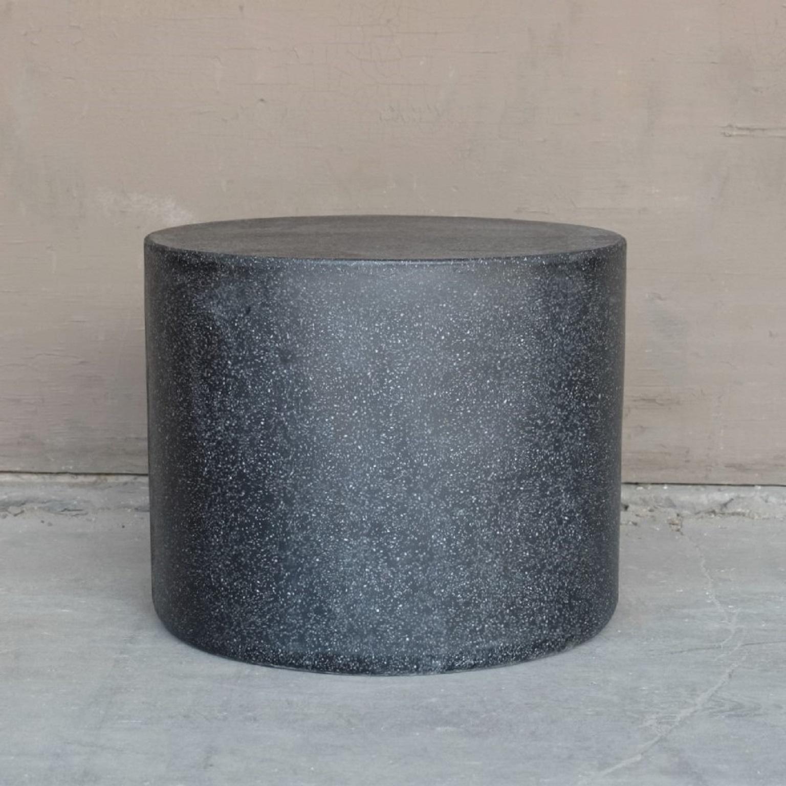 Américain Table basse Millstone en résine moulée finition pierre de charbon, par Zachary A. Design en vente