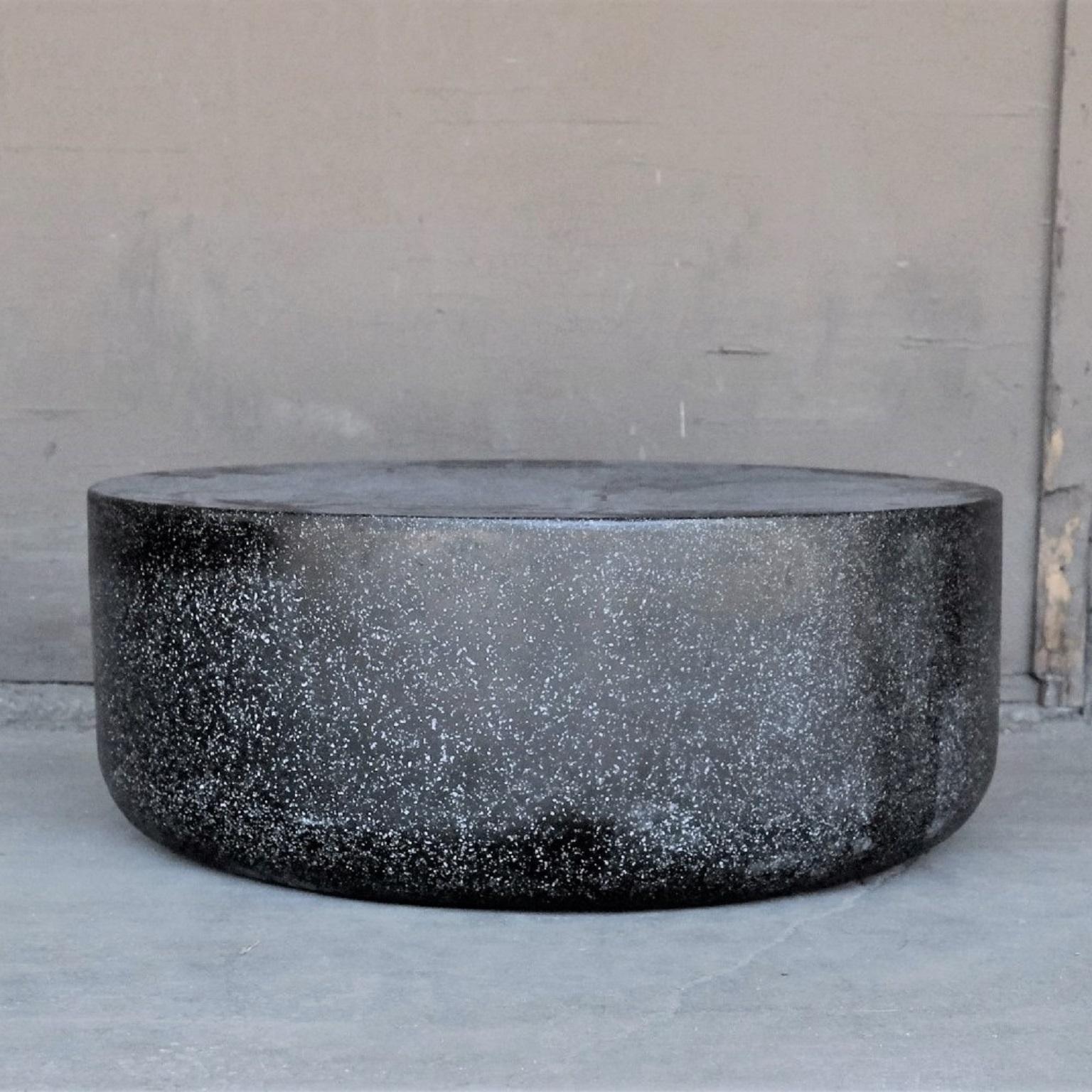 Américain Table basse Millstone en résine moulée, finition en pierre charbon par Zachary A. Design en vente