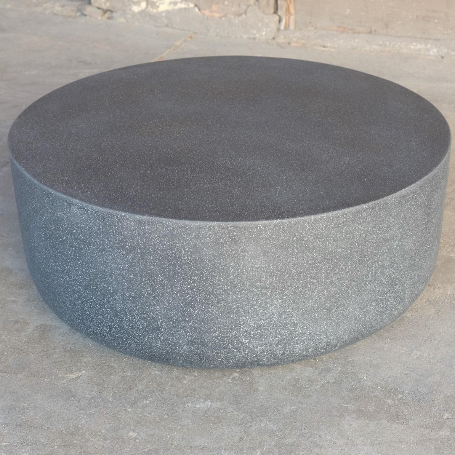 Américain Table basse Millstone en résine moulée finition pierre de charbon, par Zachary A. Design en vente