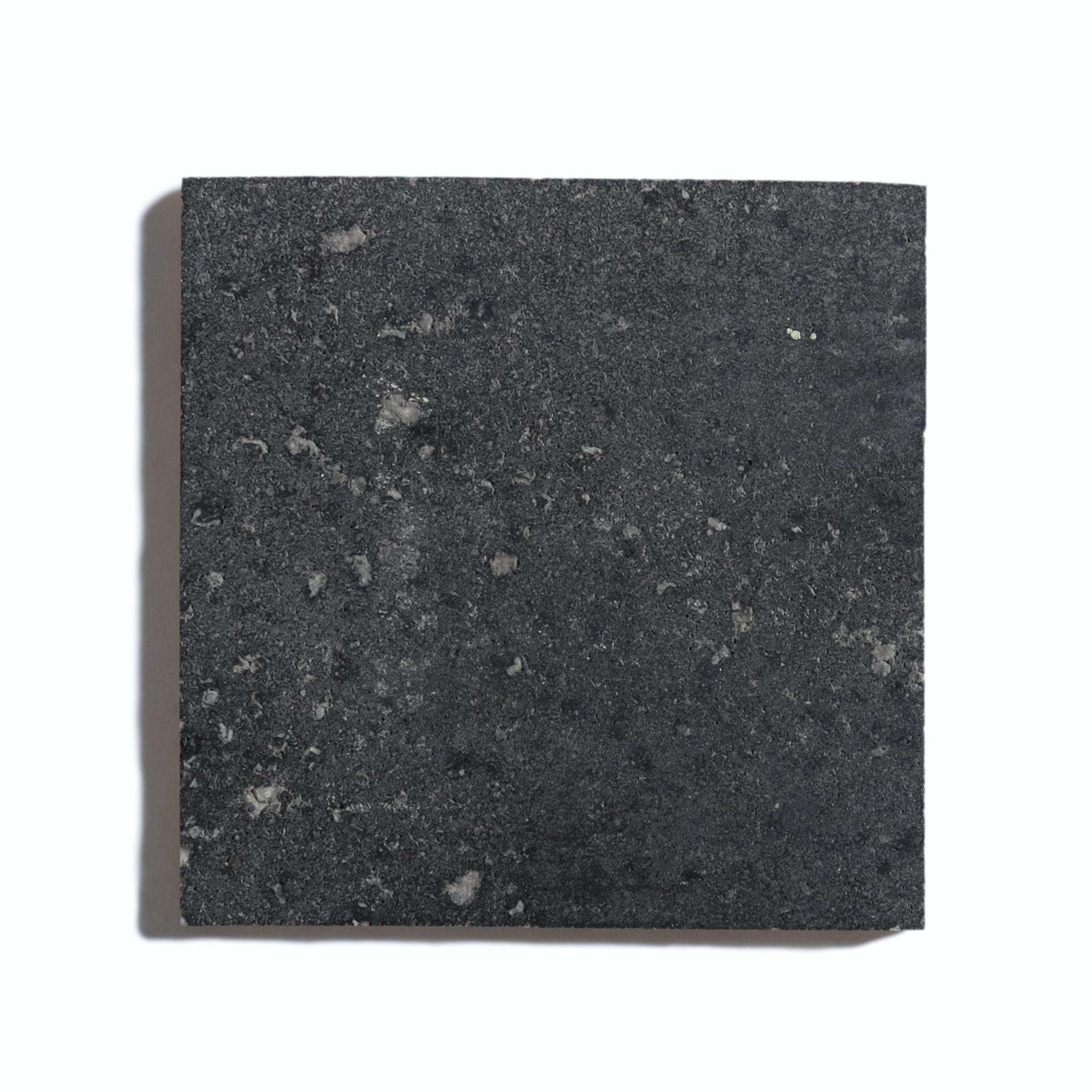 Moulage Table basse Millstone en résine moulée finition pierre de charbon, par Zachary A. Design en vente