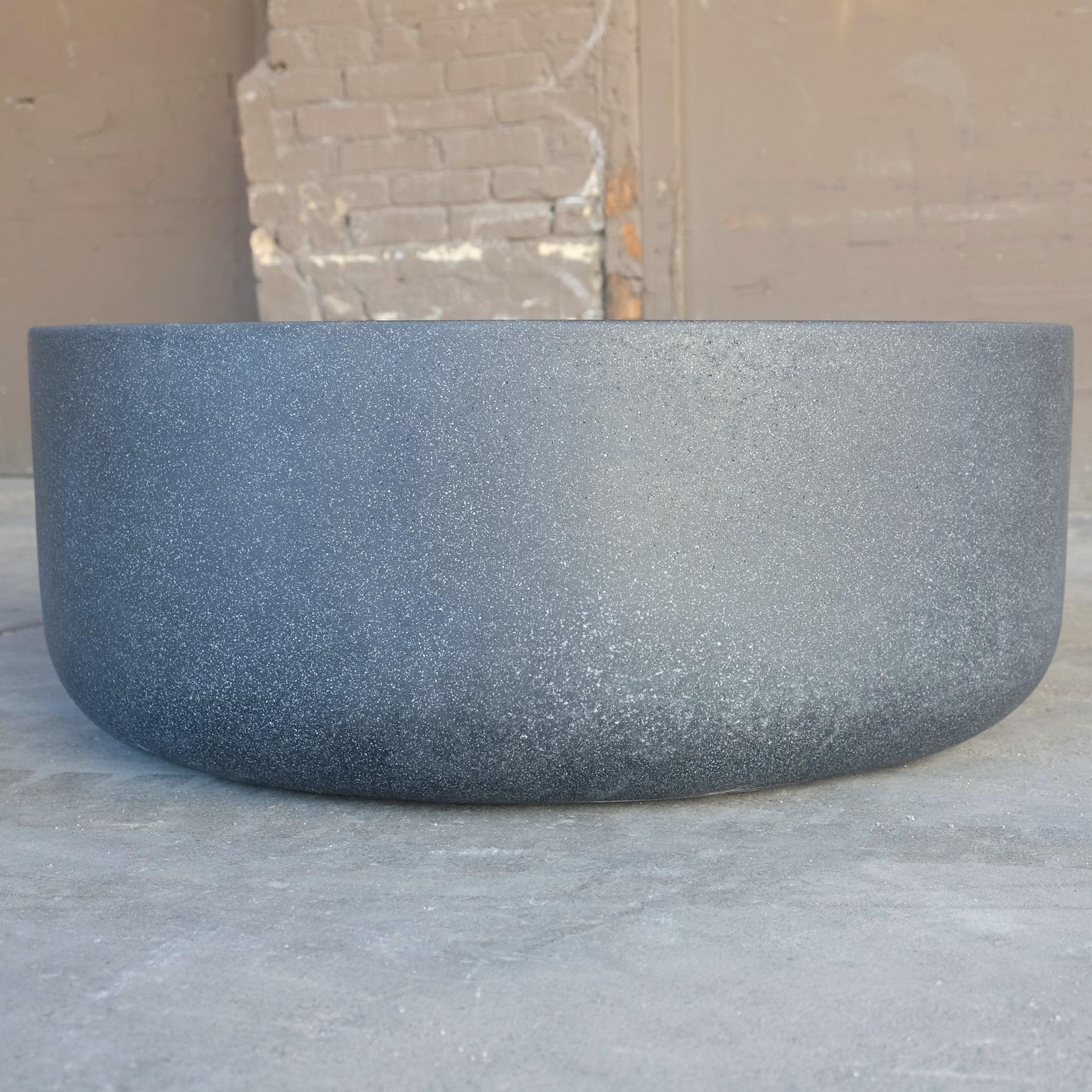 Table basse Millstone en résine moulée finition pierre de charbon, par Zachary A. Design Neuf - En vente à Chicago, IL