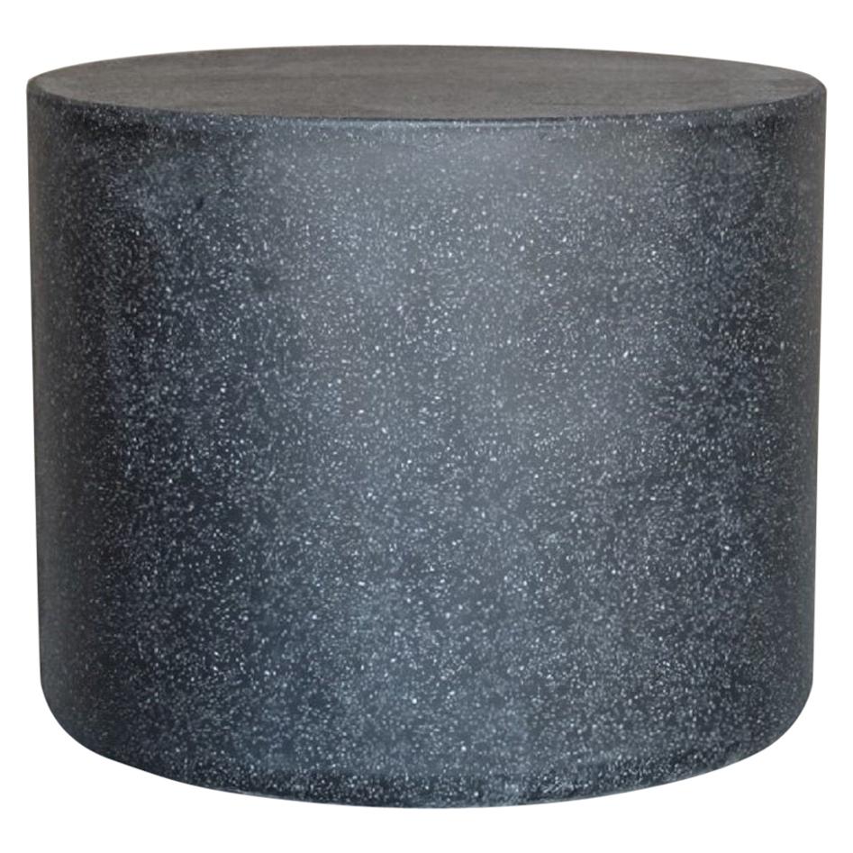Table basse Millstone en résine moulée finition pierre de charbon, par Zachary A. Design
