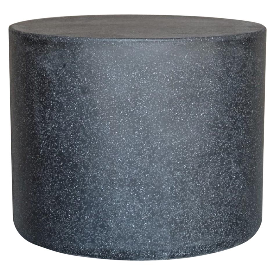 Niedriger Tisch „Millstone“ aus Gießharz, Oberfläche mit Kohlestein von Zachary A. Design
