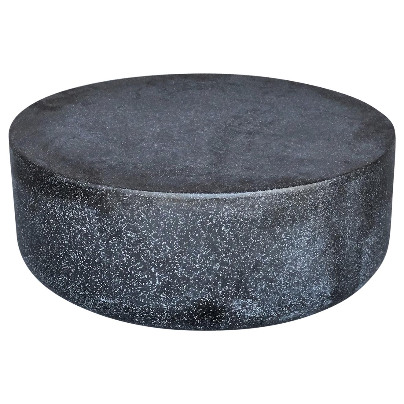 Table basse Millstone en résine moulée, finition en pierre charbon par Zachary A. Design