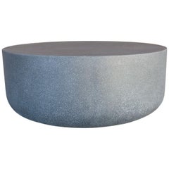 Niedriger Tisch „Millstone“ aus Gießharz, Oberfläche mit Kohlestein von Zachary A. Design