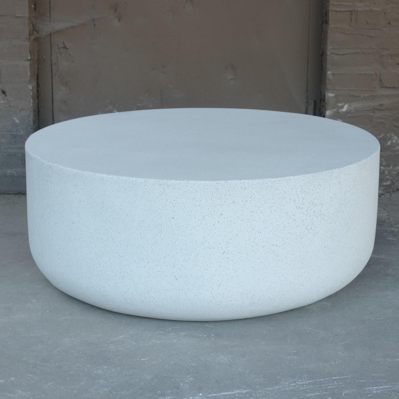 Niedriger Tisch „Millstone“ aus Gussharz, weiße Steinoberfläche von Zachary A. Design (Minimalistisch) im Angebot