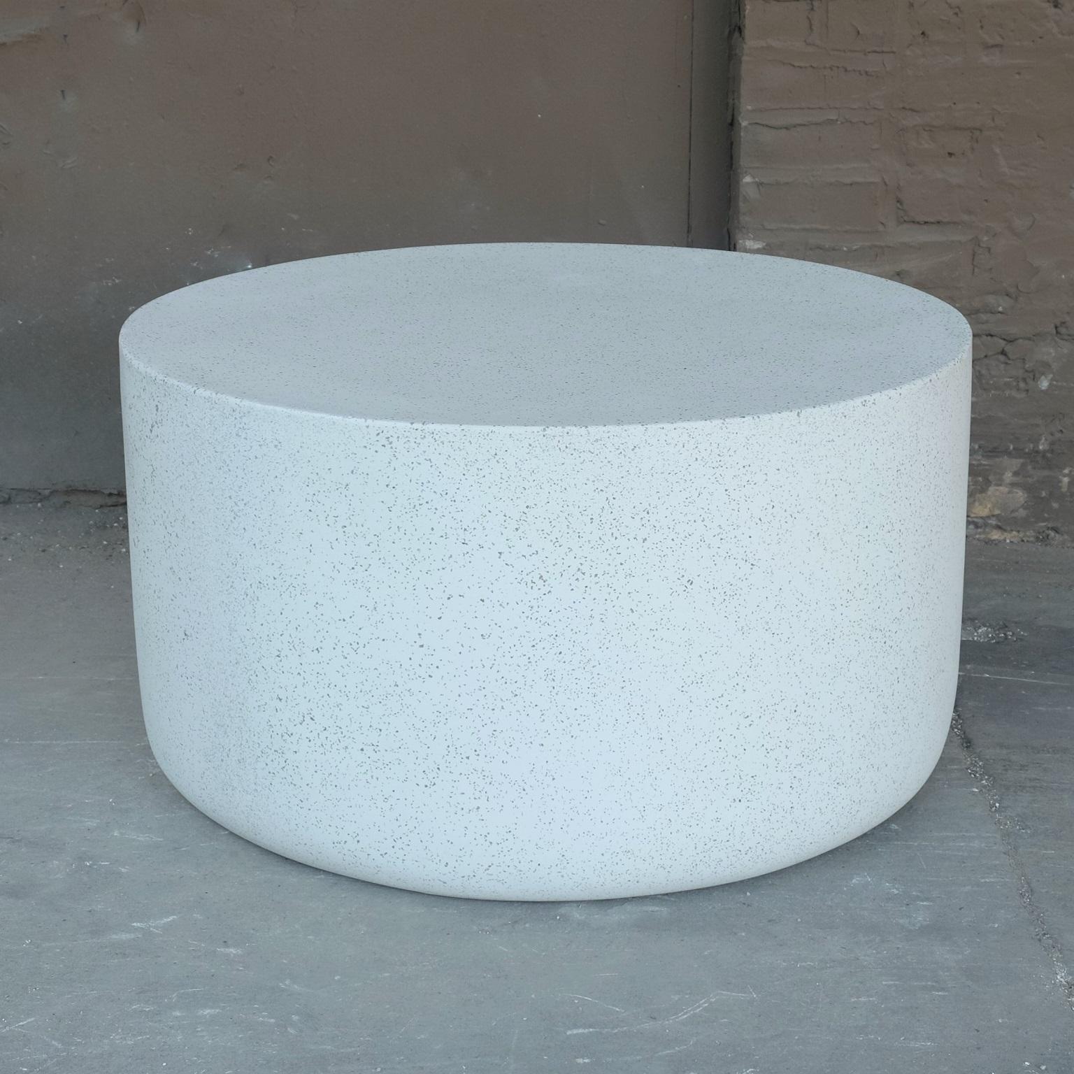 Minimaliste Table basse Millstone en résine moulée, finition pierre blanche par Zachary A. Design en vente