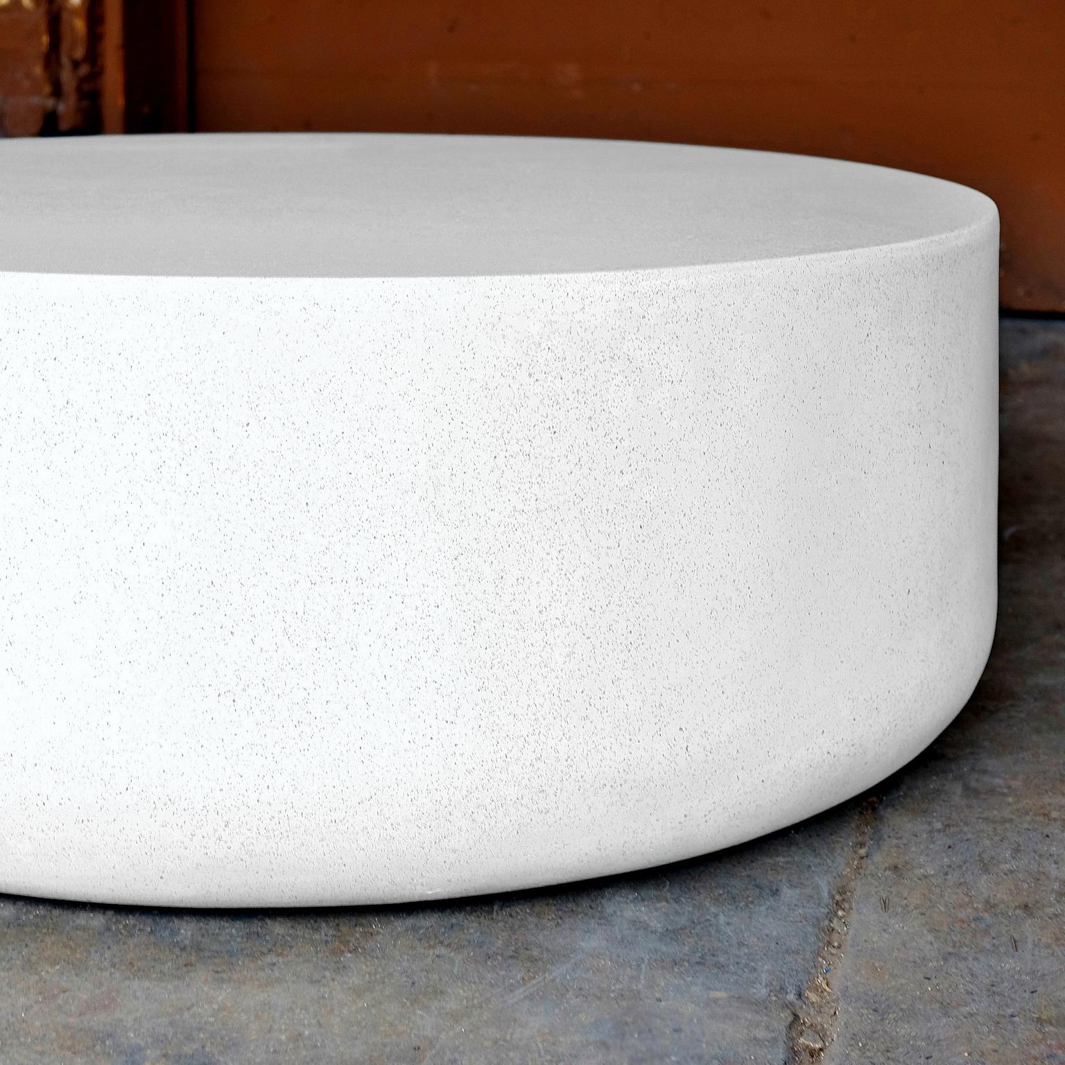 Minimaliste Table basse Millstone en résine moulée, finition pierre blanche, par Zachary A. Design en vente