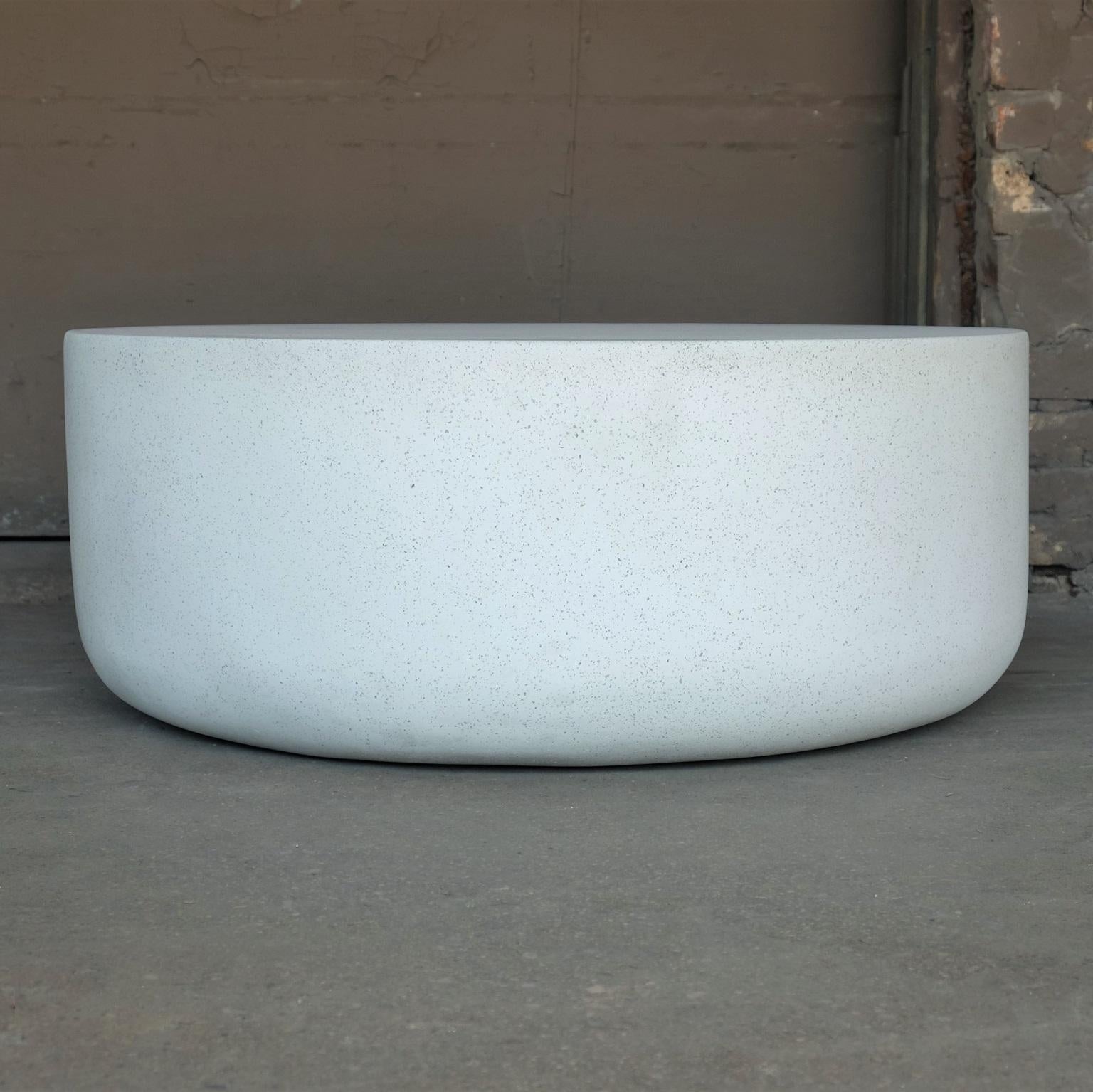 Niedriger Tisch „Millstone“ aus Gussharz, weiße Steinoberfläche von Zachary A. Design (amerikanisch) im Angebot