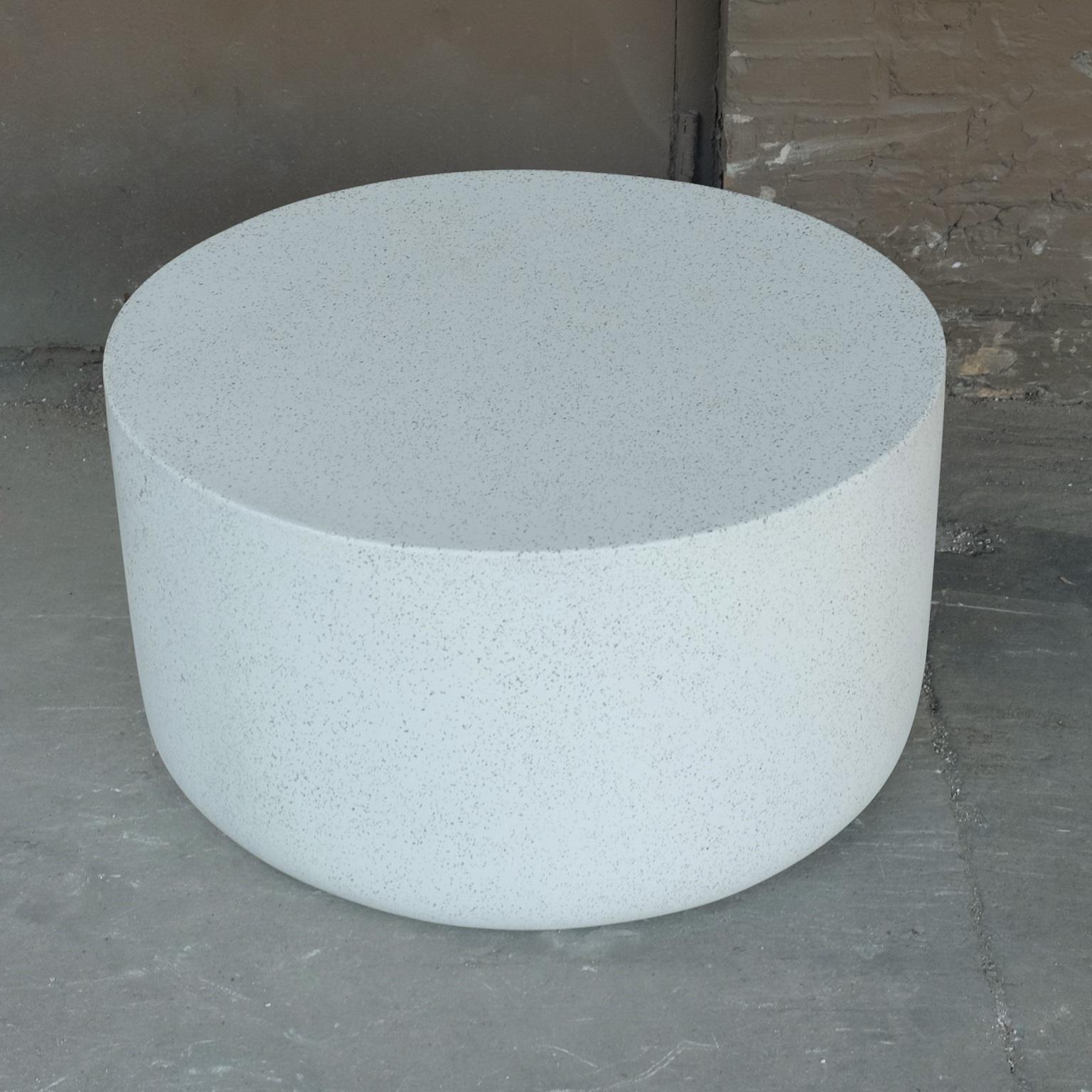 Américain Table basse Millstone en résine moulée, finition pierre blanche par Zachary A. Design en vente
