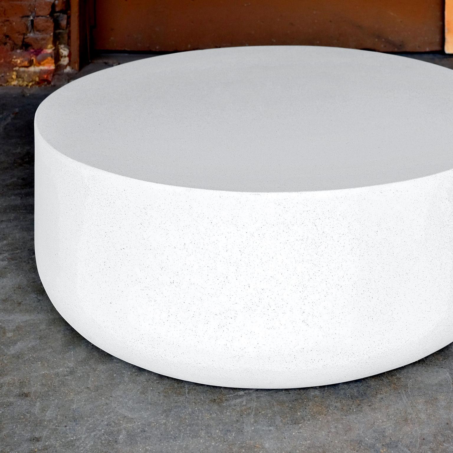 Américain Table basse Millstone en résine moulée, finition pierre blanche, par Zachary A. Design en vente