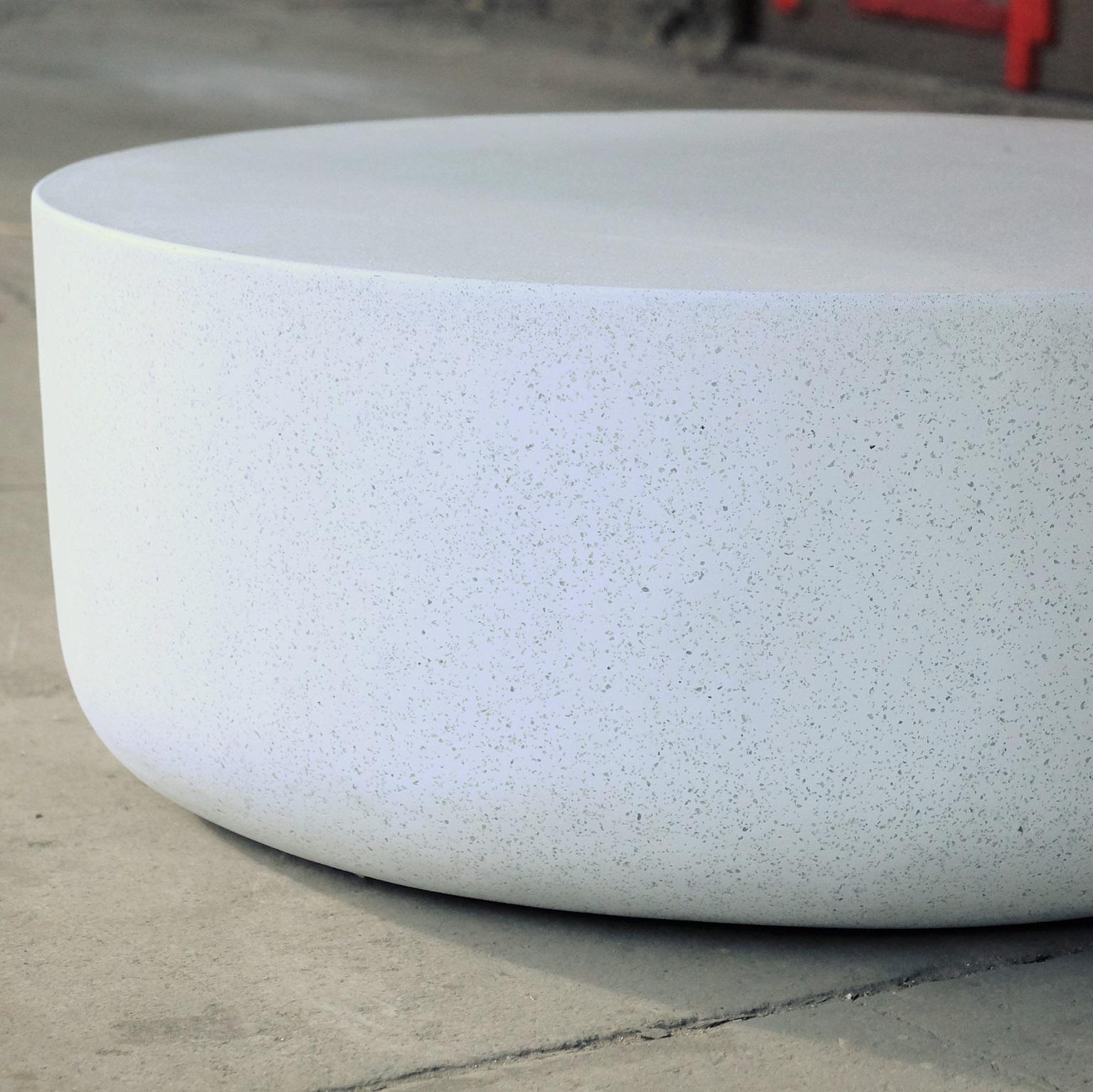 Niedriger Tisch „Millstone“ aus Gussharz, weiße Steinoberfläche von Zachary A. Design (Gegossen) im Angebot