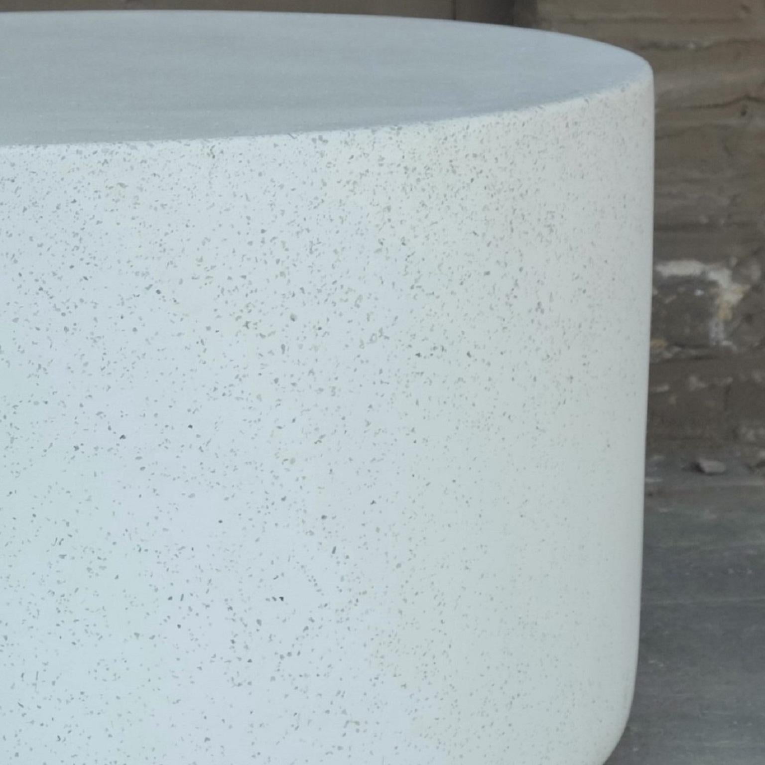 Moulage Table basse Millstone en résine moulée, finition pierre blanche par Zachary A. Design en vente
