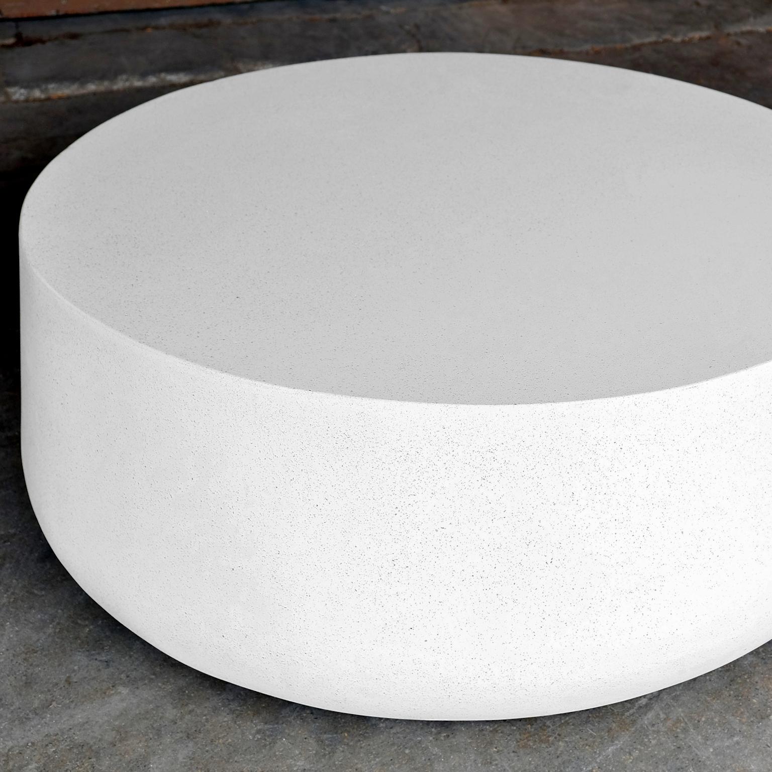 Moulage Table basse Millstone en résine moulée, finition pierre blanche, par Zachary A. Design en vente