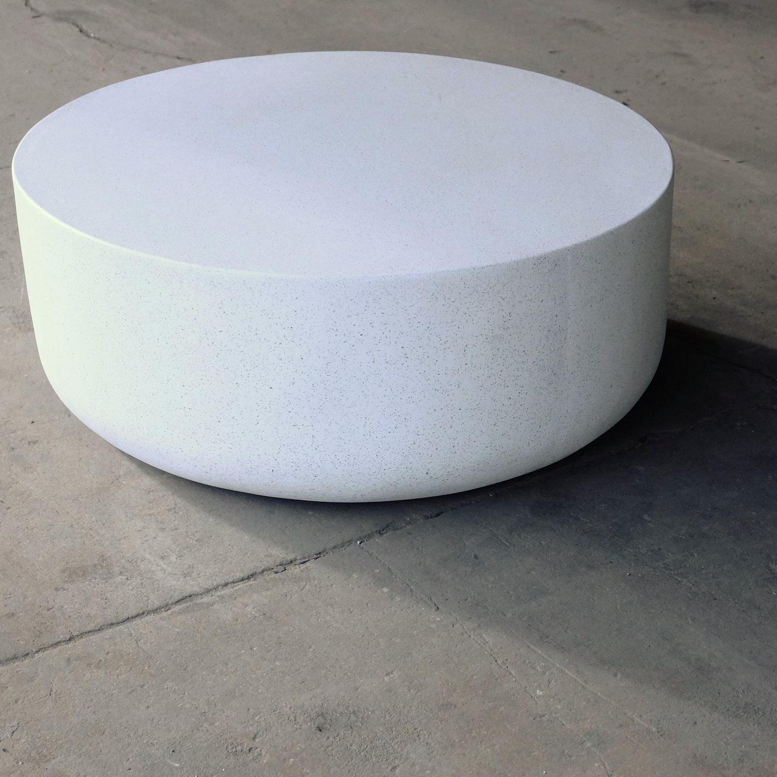 Niedriger Tisch „Millstone“ aus Gussharz, weiße Steinoberfläche von Zachary A. Design im Zustand „Neu“ im Angebot in Chicago, IL