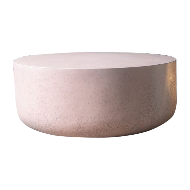 Mesa baja "Millstone" de resina moldeada, acabado rosa dragón de Zachary A. Design