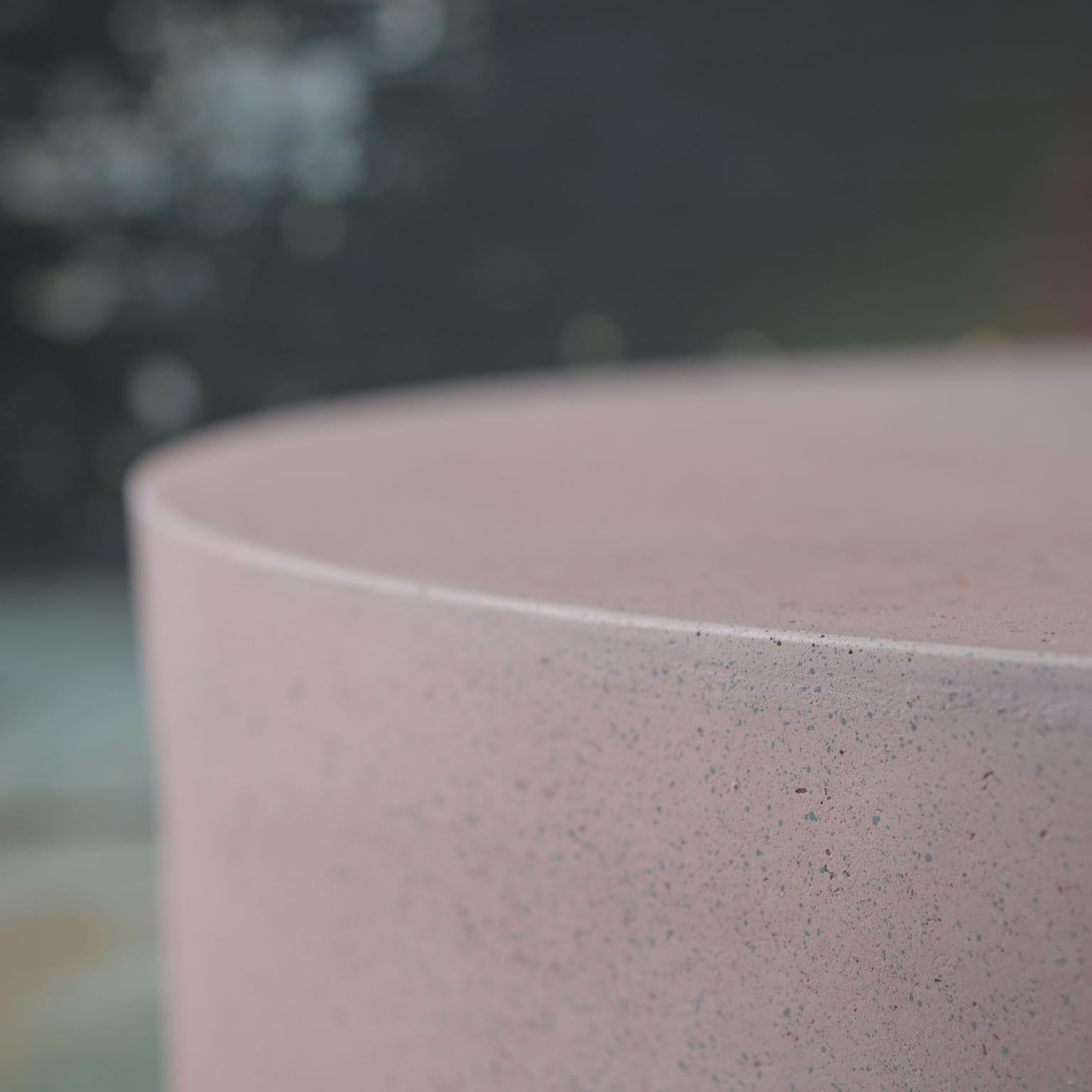 Tisch „Millstone“ aus gegossenem Harz, rosa Schnappdrachen-Finish von Zachary A. Design (Minimalistisch) im Angebot