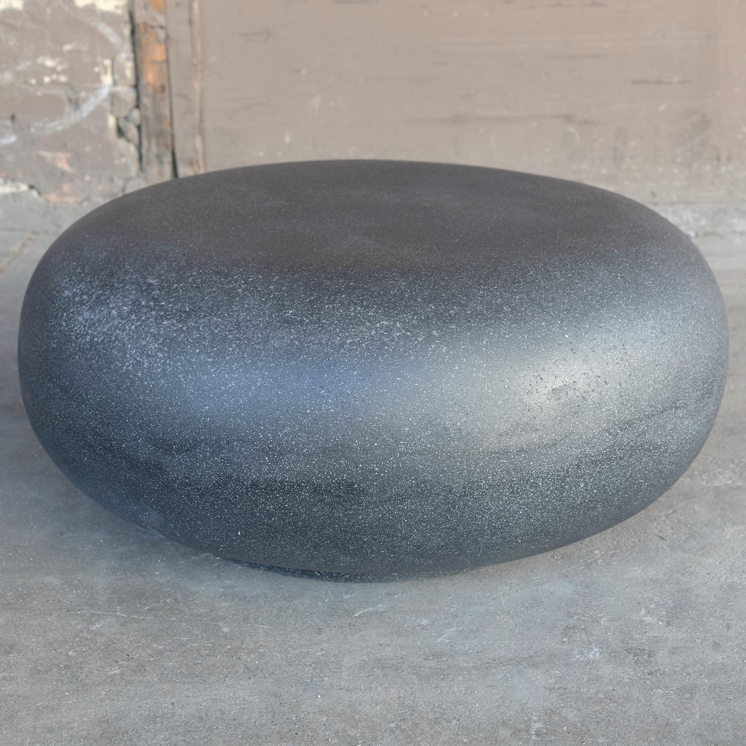 Niedriger Tisch „Pebble“ aus Gussharzguss, Oberfläche mit Kohlestein von Zachary A. Design (amerikanisch) im Angebot