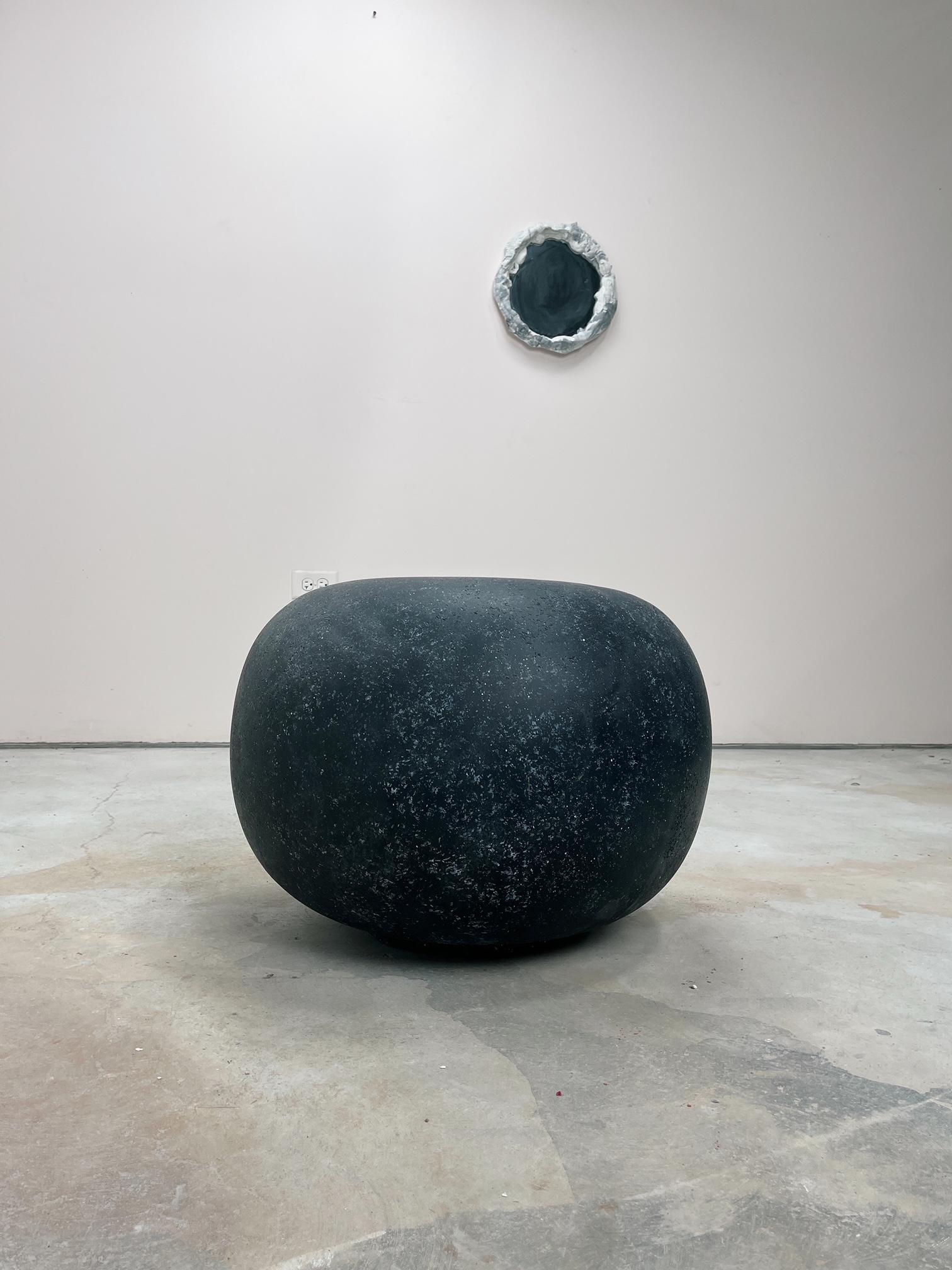 Résine Table basse « Pebble » en résine moulée, finition pierre de charbon par Zachary A. Design en vente