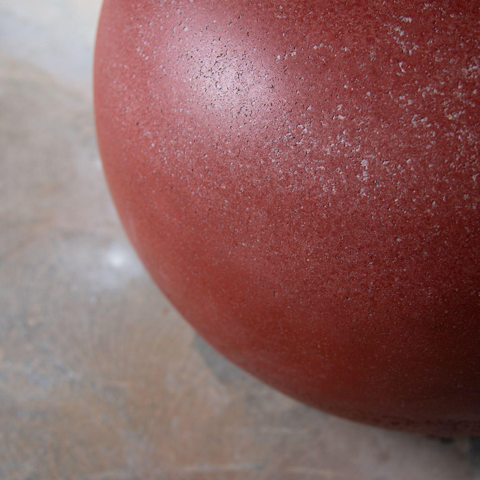 Américain Table basse Pebble, finition rouge Sedona par Zachary A. Design en vente
