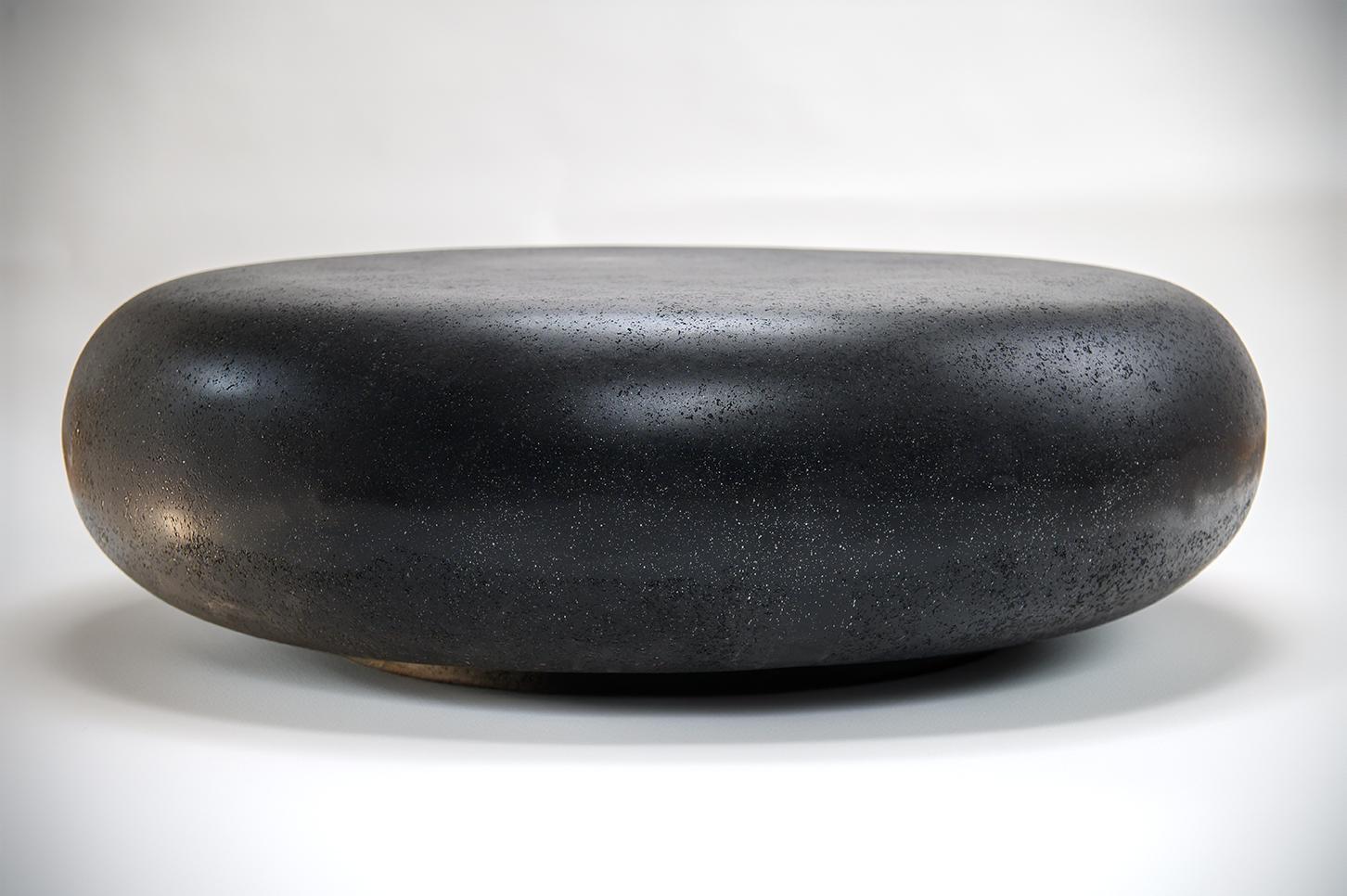 Comme une pierre d'un ruisseau, lissée depuis des millénaires par le passage des courants. Le potentiel de fluidité de l'énergie naturelle émane de sa présence.

Dimensions : Diamètre : 122 cm. Hauteur 38 cm. Poids 32 kg.

Options de couleurs de