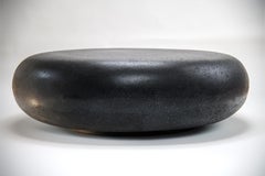 Table basse Pebble, finition pierre de charbon par Zachary A. Design