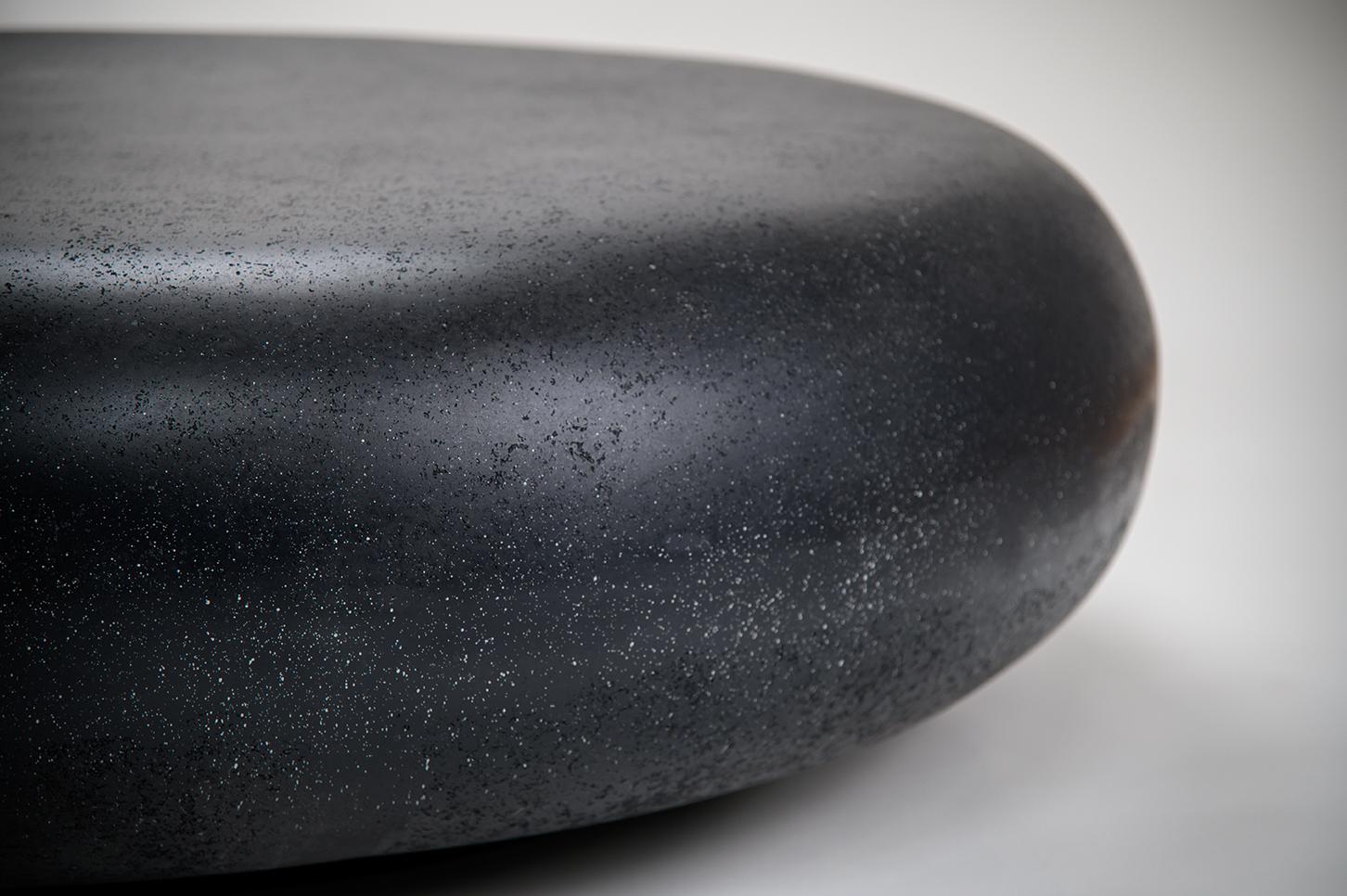 Moderne Table basse Pebble, finition pierre de charbon par Zachary A. Design en vente