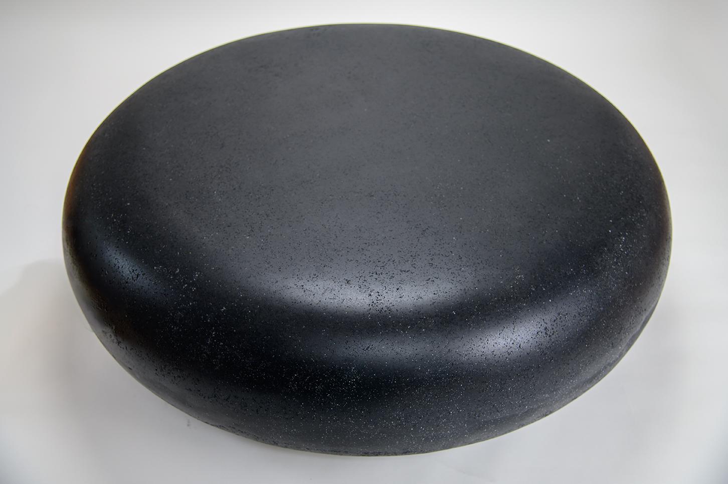 Américain Table basse Pebble, finition pierre de charbon par Zachary A. Design en vente