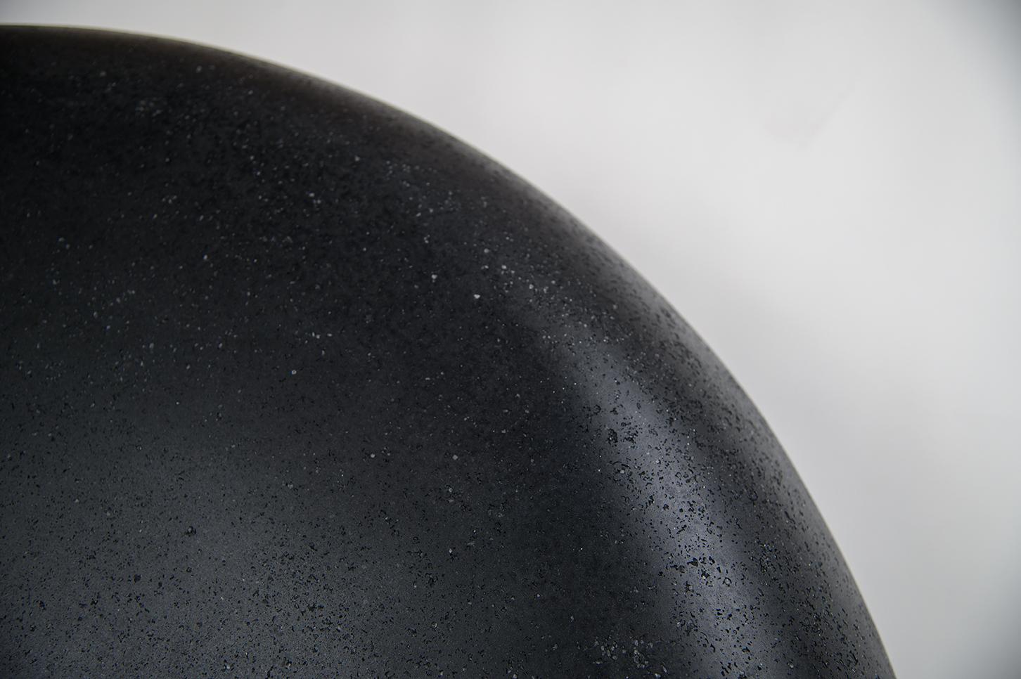 Moulage Table basse Pebble, finition pierre de charbon par Zachary A. Design en vente