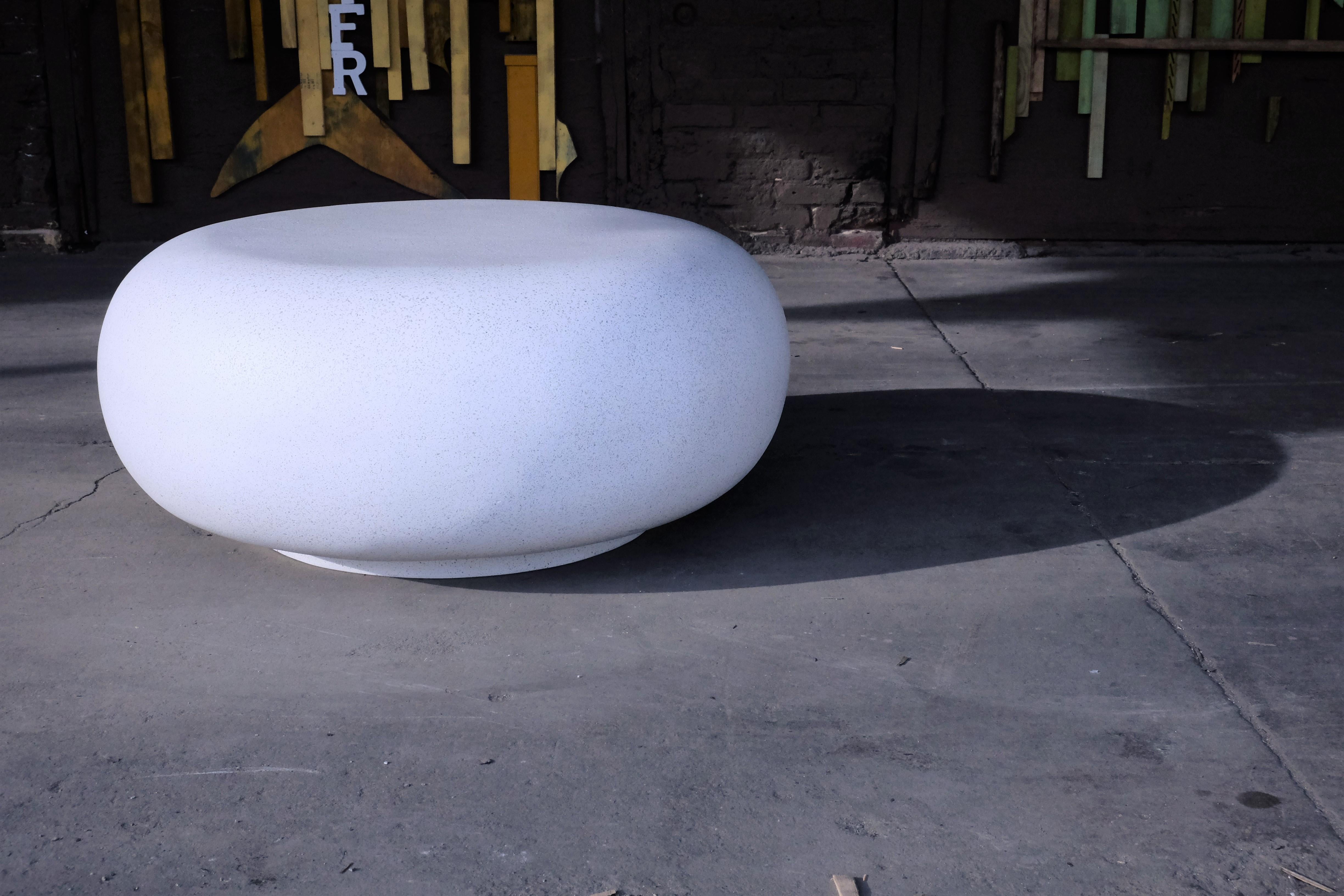 Minimaliste Table basse Pebble, finition pierre blanche, Zachary A. Design en vente