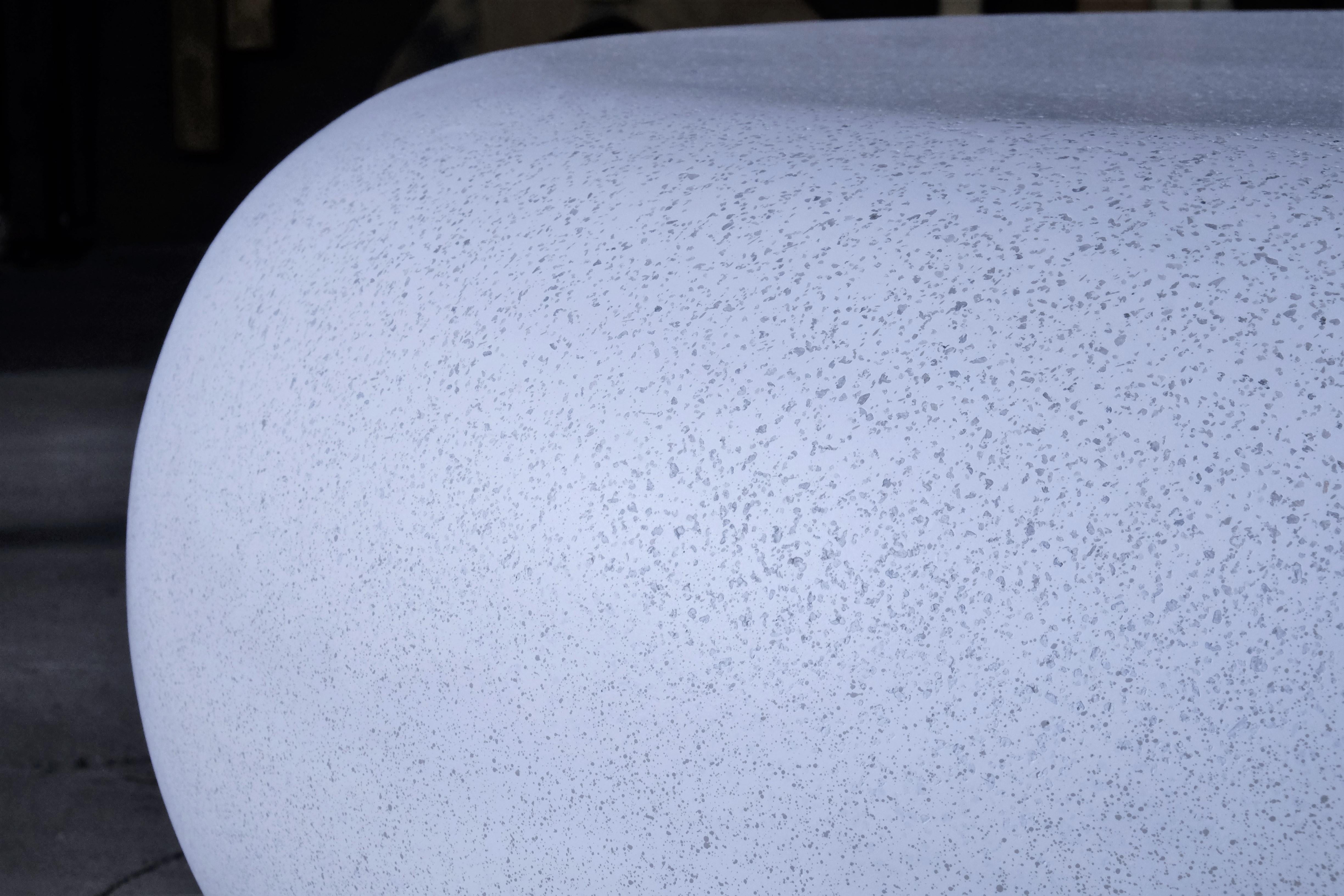 Américain Table basse Pebble, finition pierre blanche, Zachary A. Design en vente