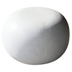 Tavolo basso 'Pebble' in resina fusa, finitura pietra bianca di Zachary A. Designs